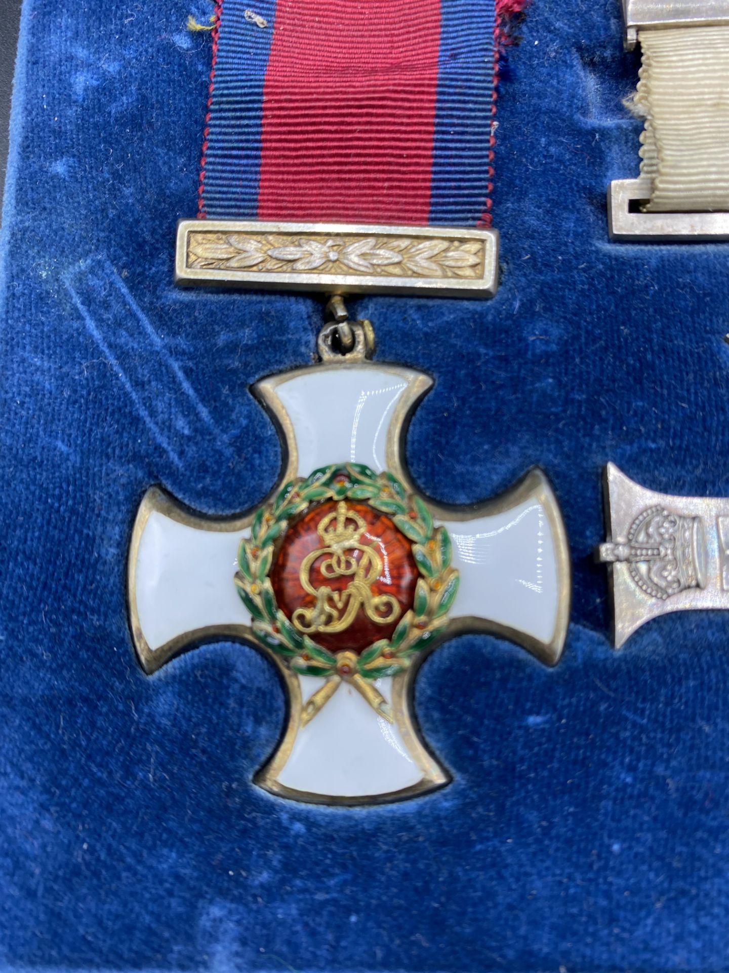 A medal presentation case containing six medals - Bild 3 aus 14