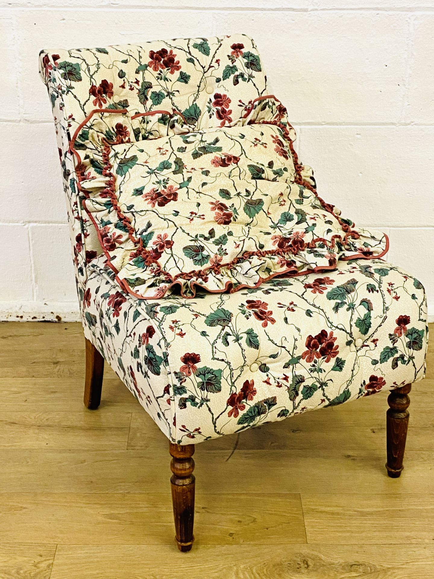 Floral fabric bedroom chair - Image 4 of 4