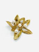 9ct gold brooch set with pearls