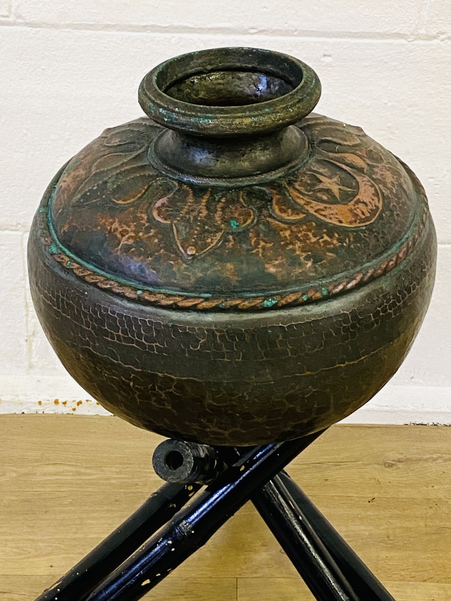 Hammered copper pot on wood stand - Bild 3 aus 4