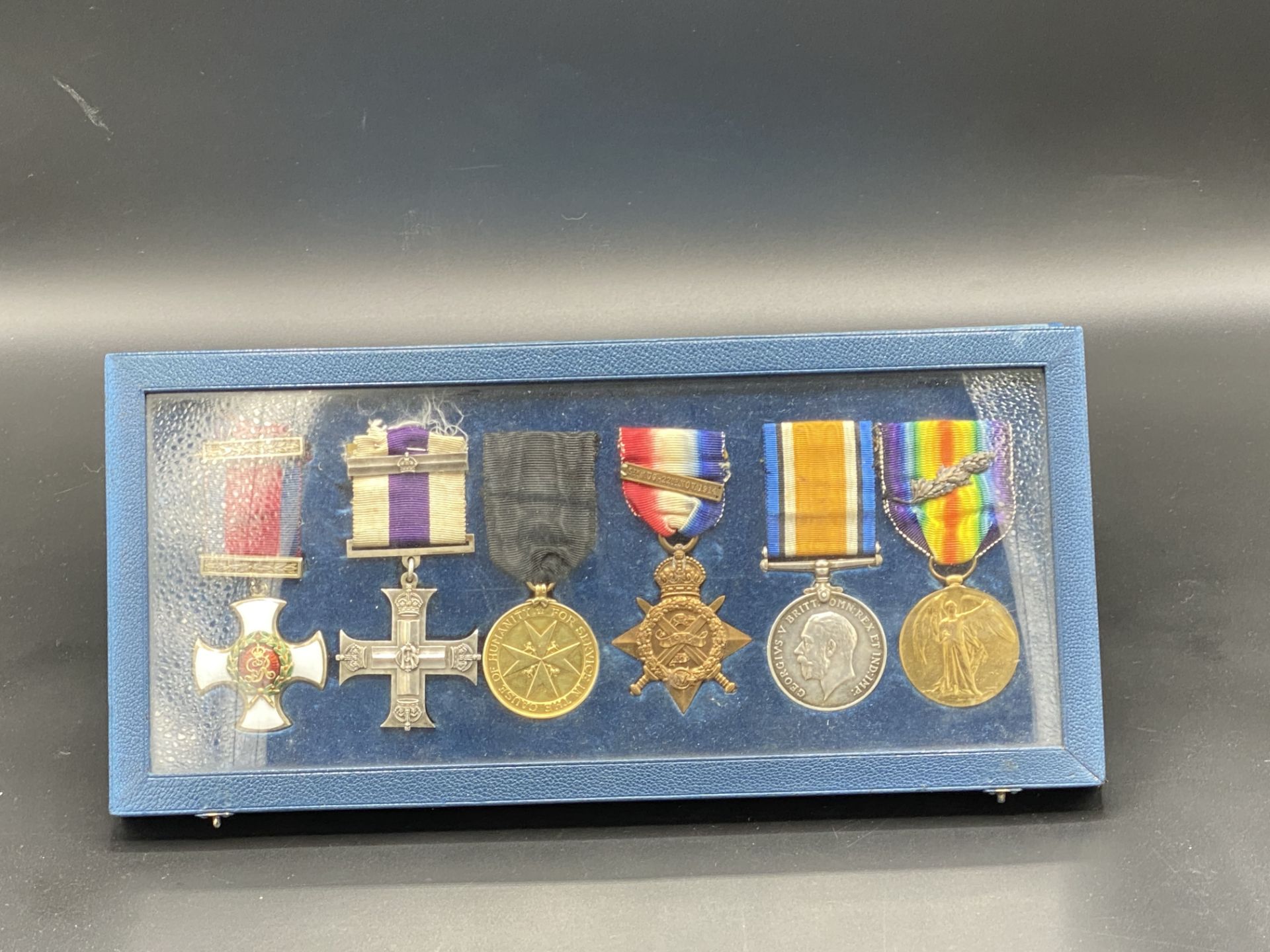 A medal presentation case containing six medals - Bild 2 aus 14