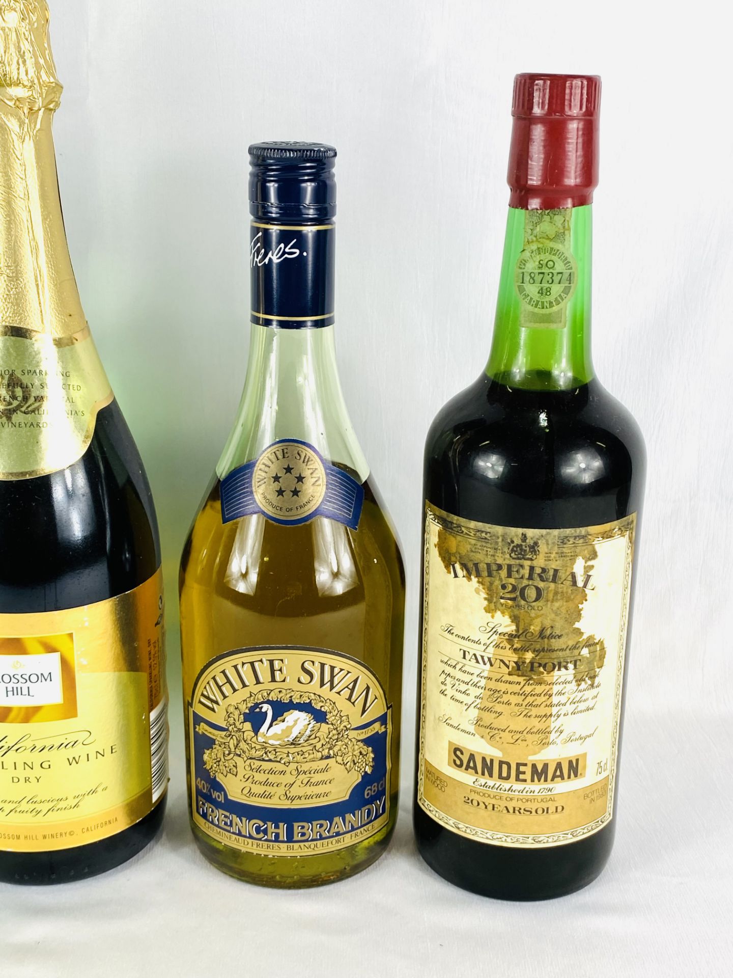 Three bottles of spirits, a bottle of port and a bottle of sparkling wine - Bild 2 aus 5