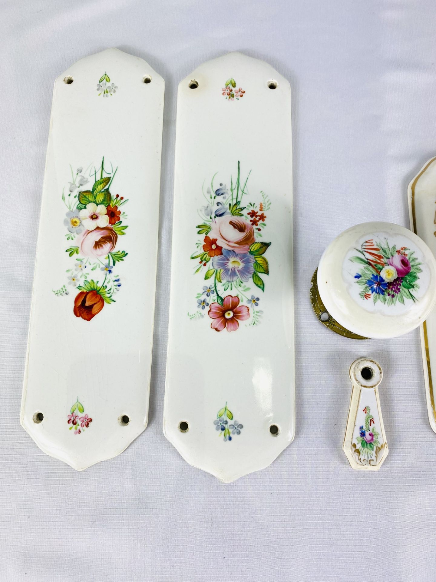 Four ceramic finger plates together with a door handle - Image 4 of 4