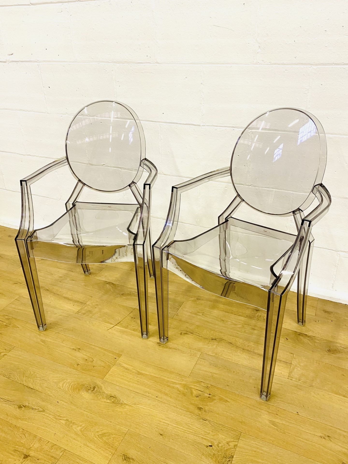 Two Kartell clear plastic armchairs - Image 3 of 5