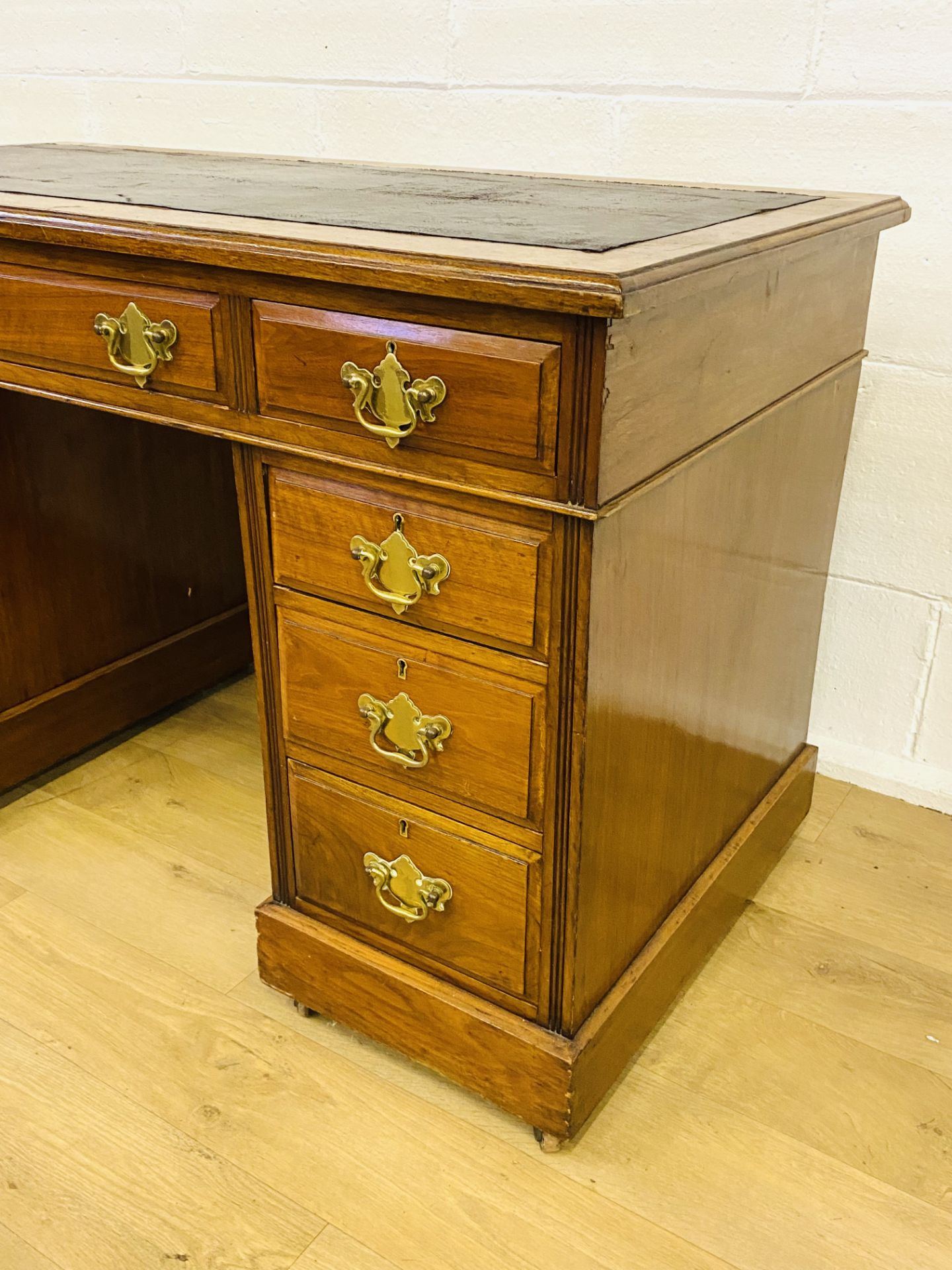 Mahogany pedestal desk - Image 3 of 7