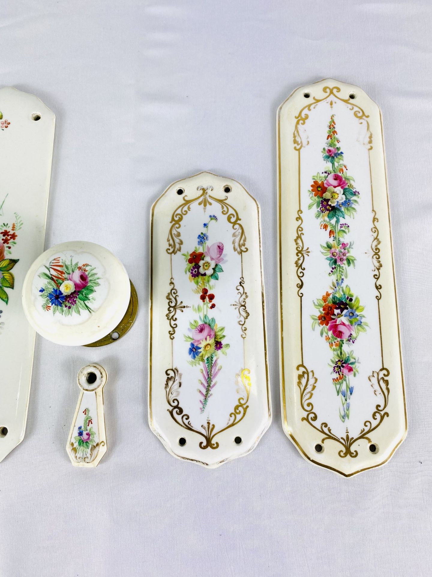 Four ceramic finger plates together with a door handle - Image 3 of 4