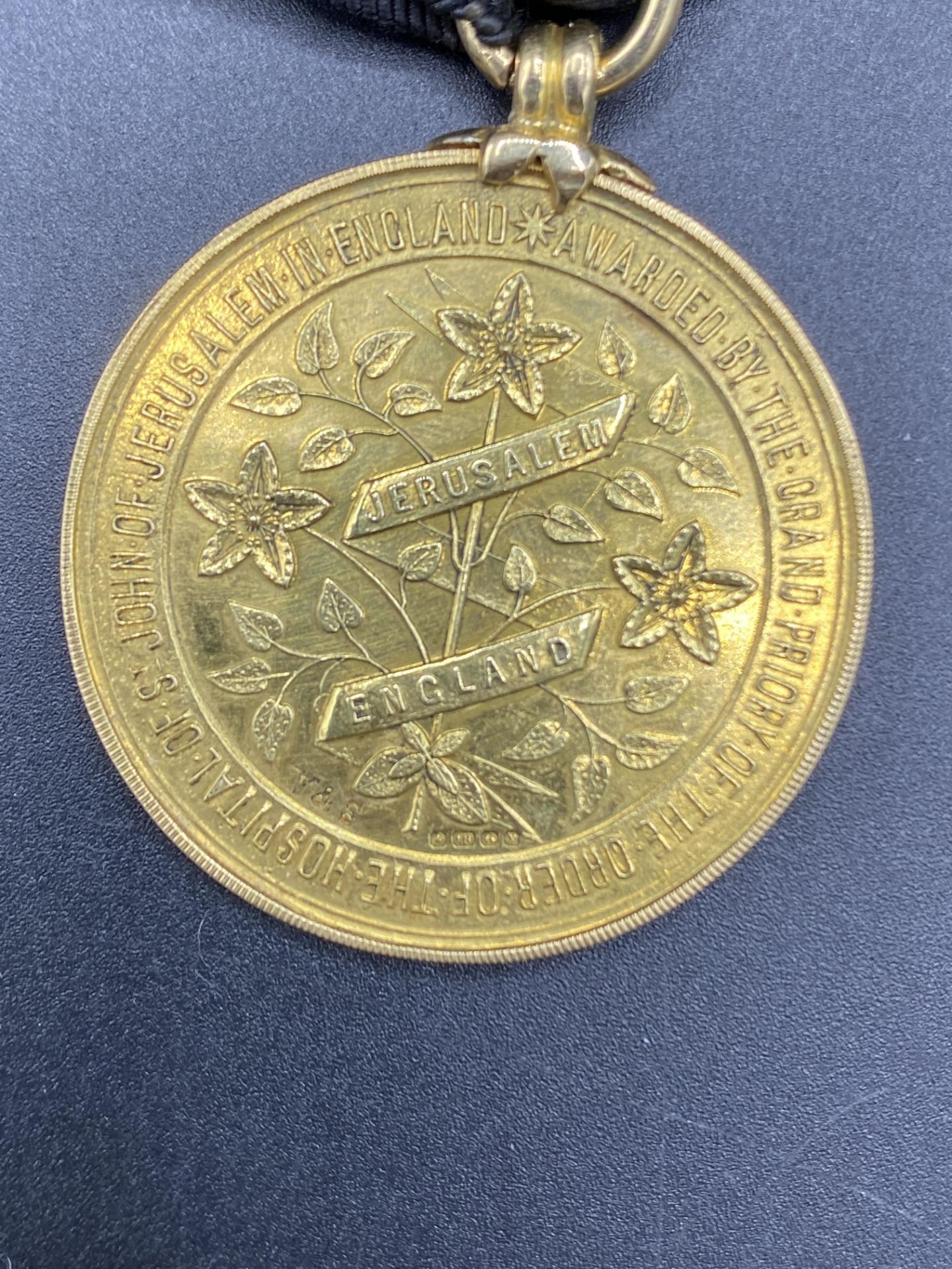 A medal presentation case containing six medals - Bild 11 aus 14