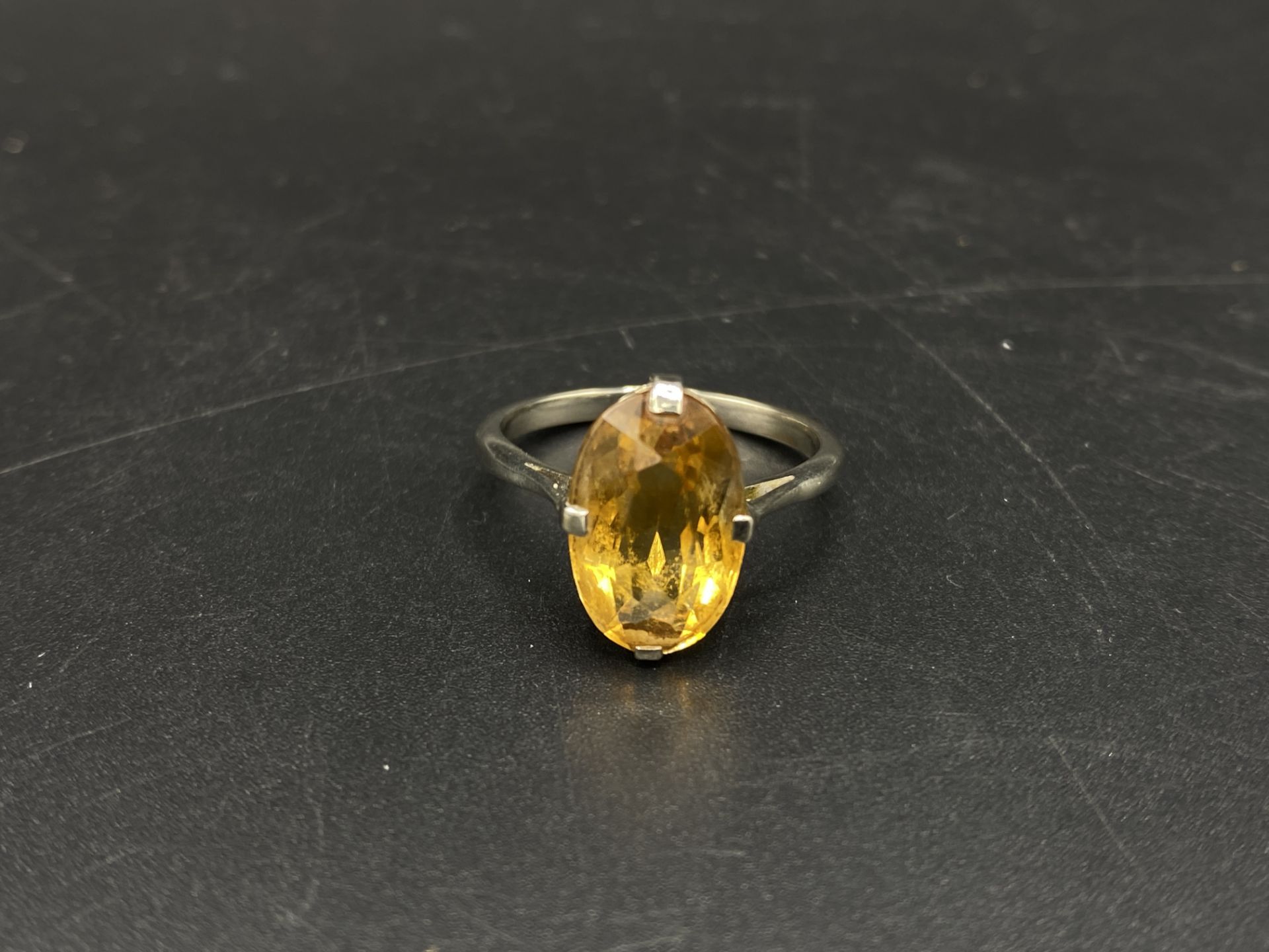 9ct gold and citrine ring - Image 2 of 5