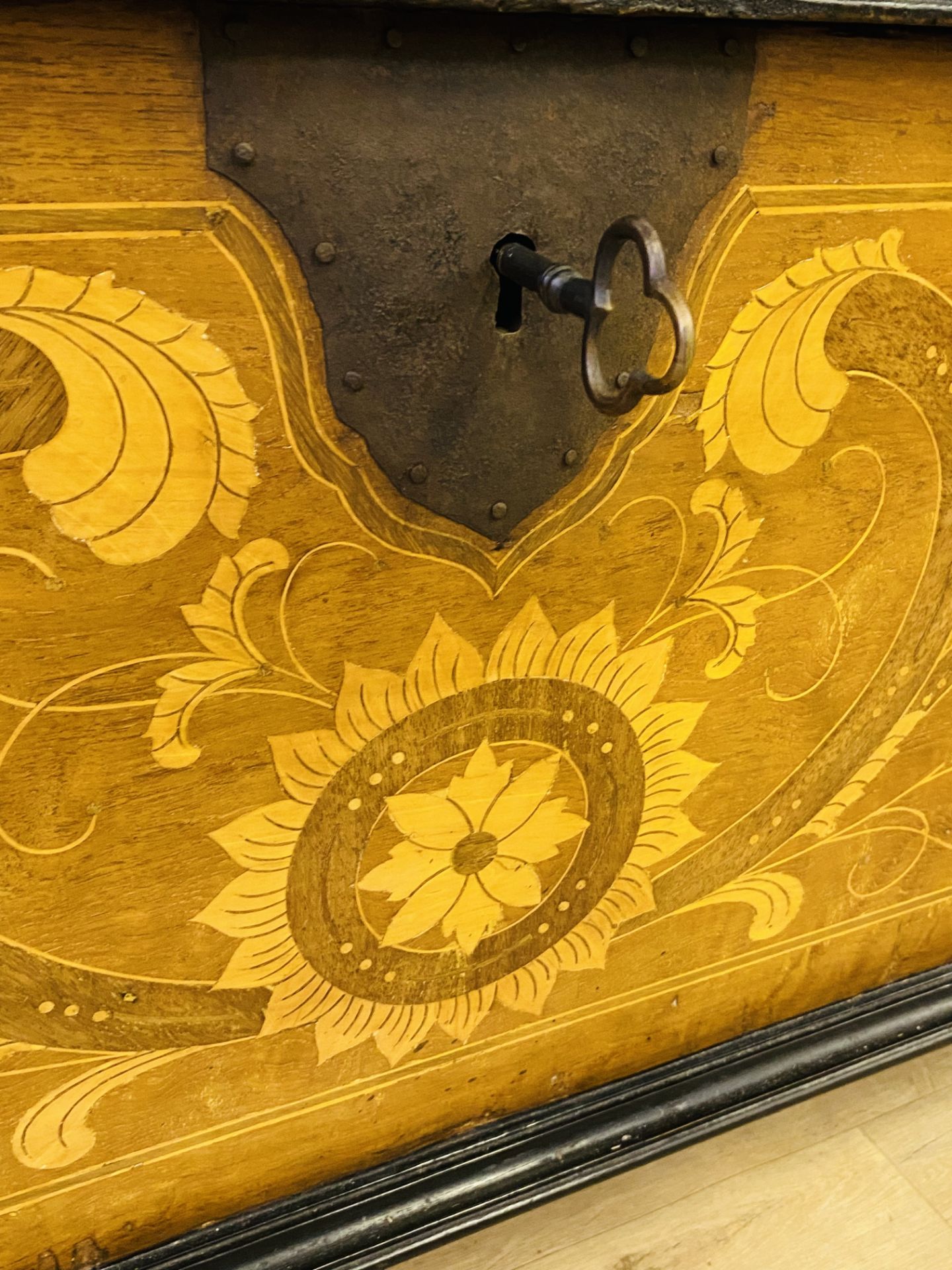 European chest with marquetry inlay - Image 8 of 16