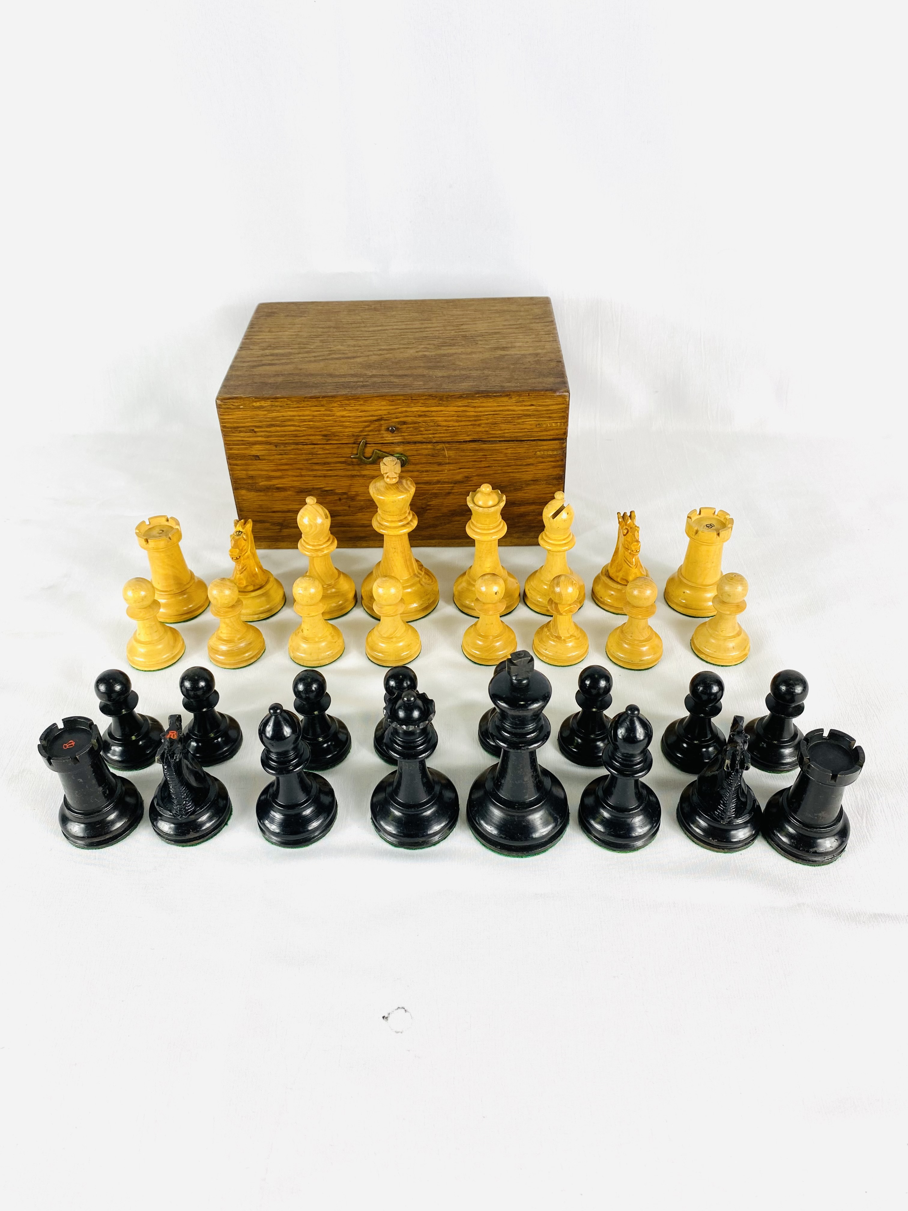 Boxwood and ebony Staunton style chess set - Image 6 of 6