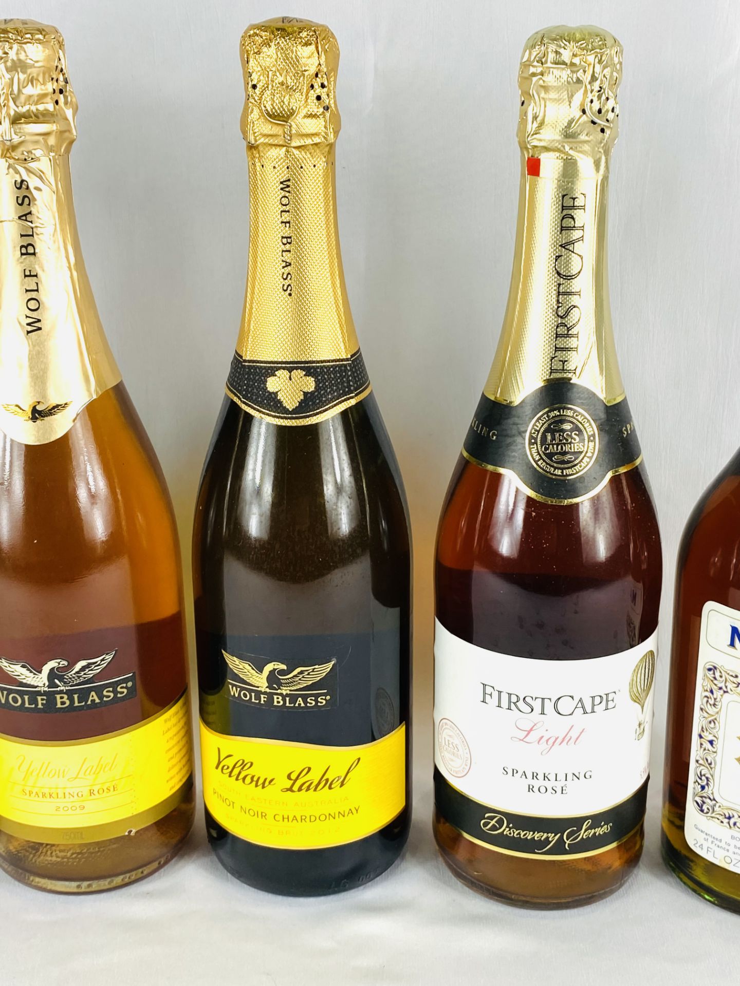 Four bottles of sparkling wine together with a 24 fl oz bottle of cognac - Bild 3 aus 4