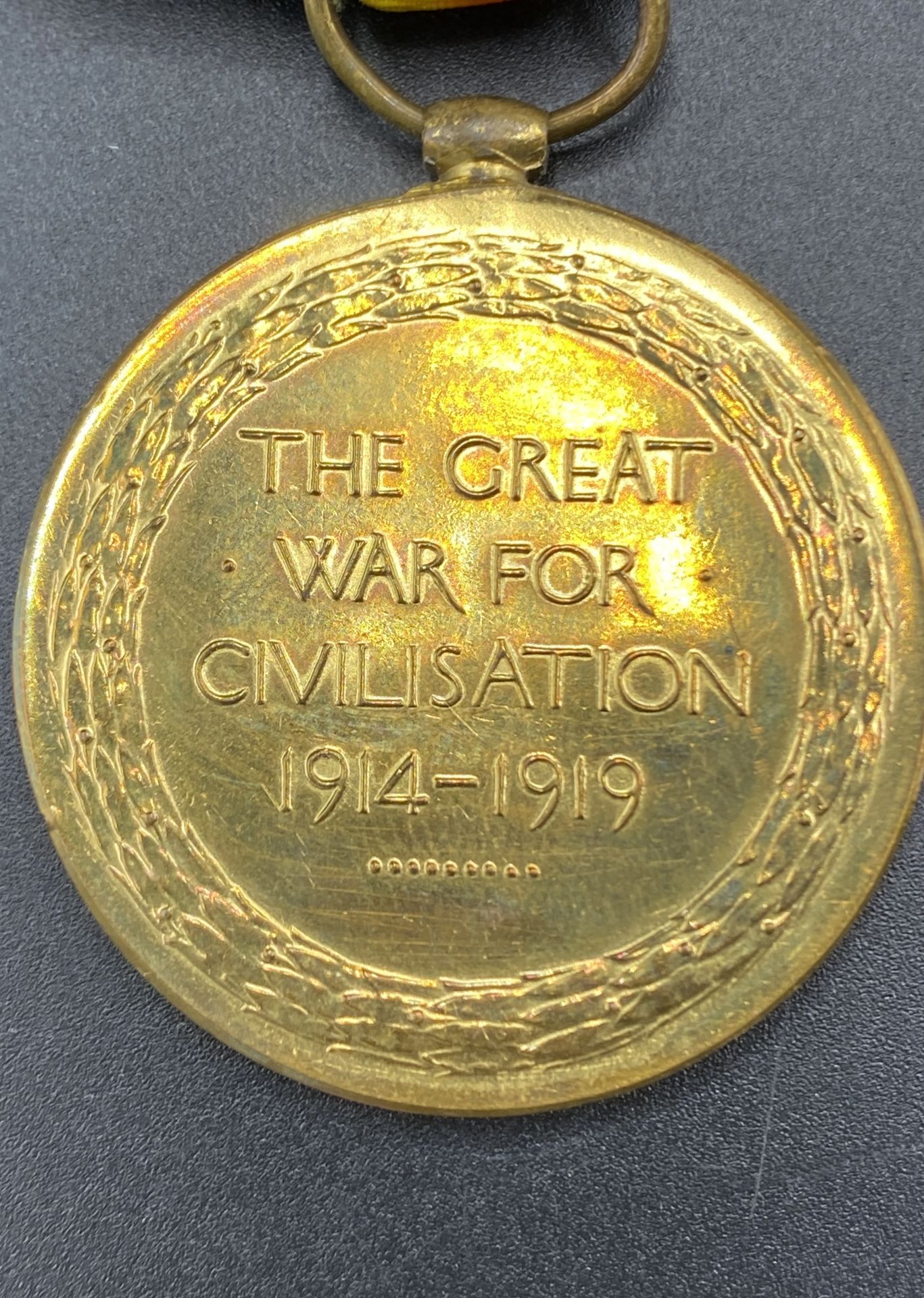 A medal presentation case containing six medals - Bild 14 aus 14