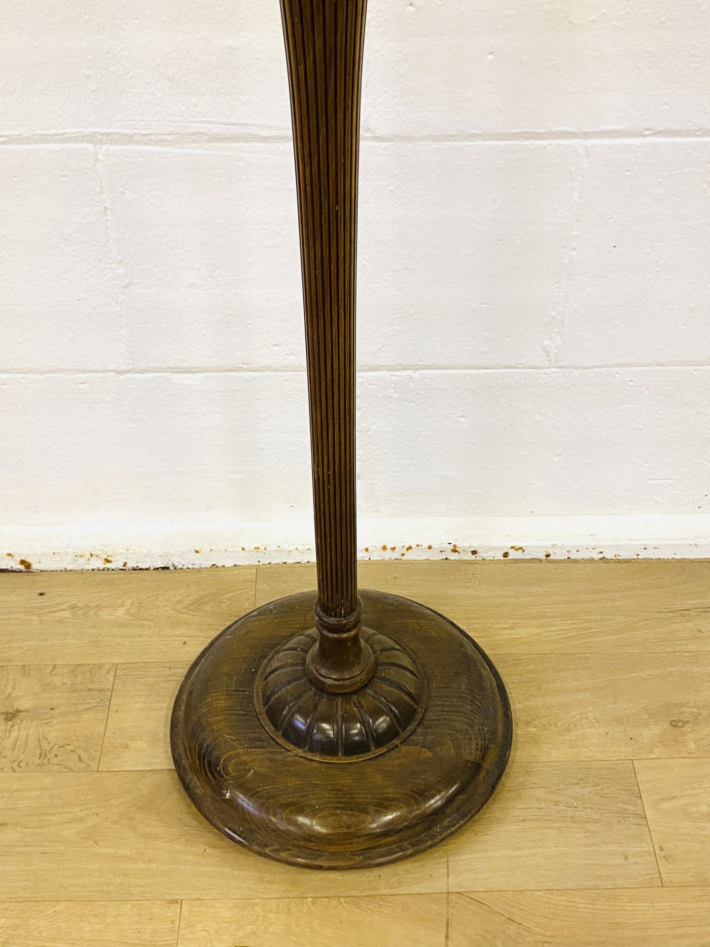 Oak standard lamp - Image 3 of 5