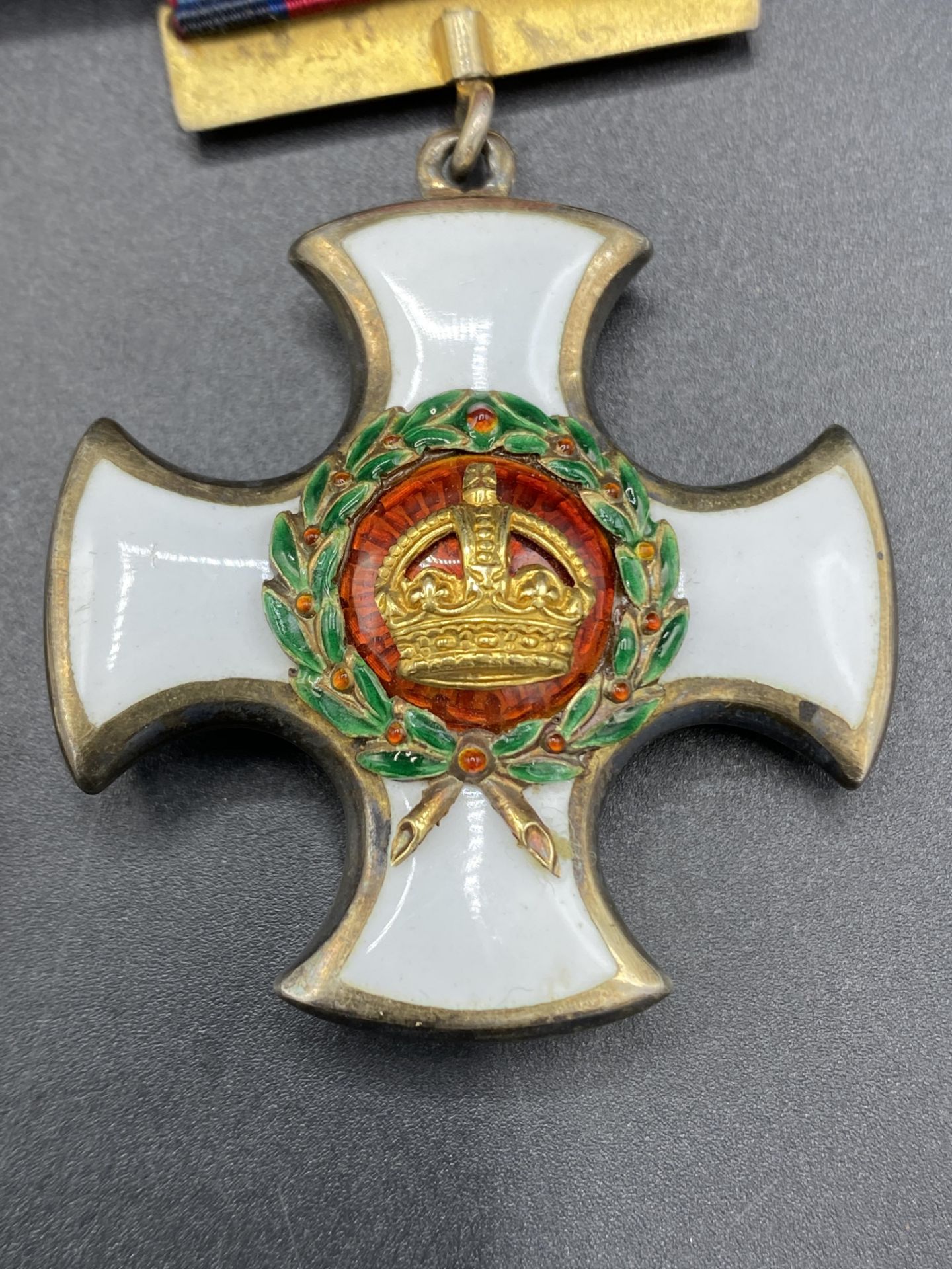 A medal presentation case containing six medals - Bild 9 aus 14