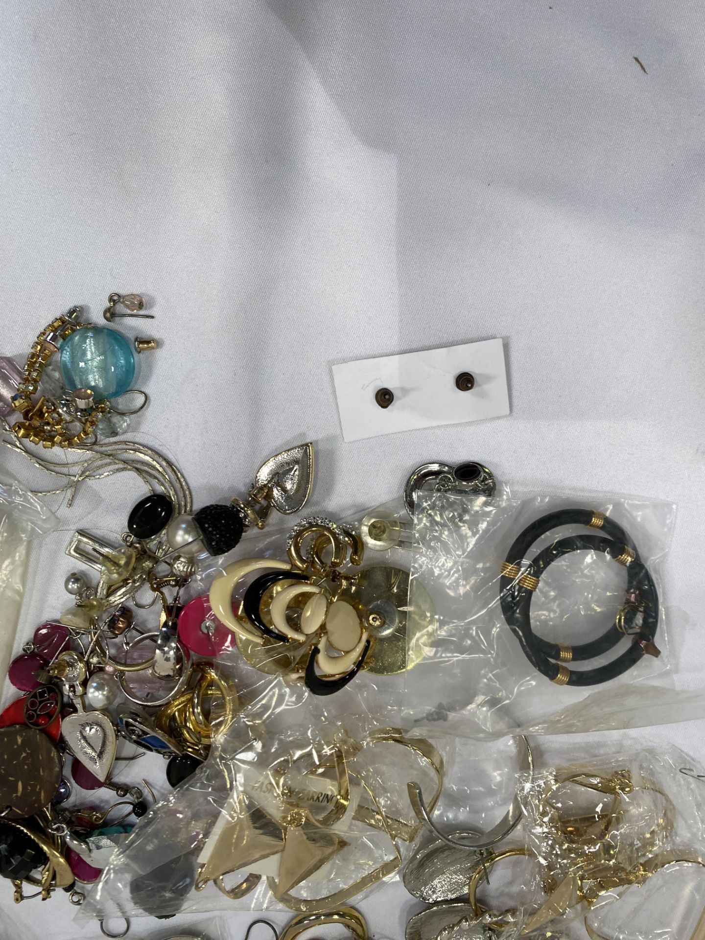 Approximately seventy pairs of costume jewellery earrings - Image 3 of 6