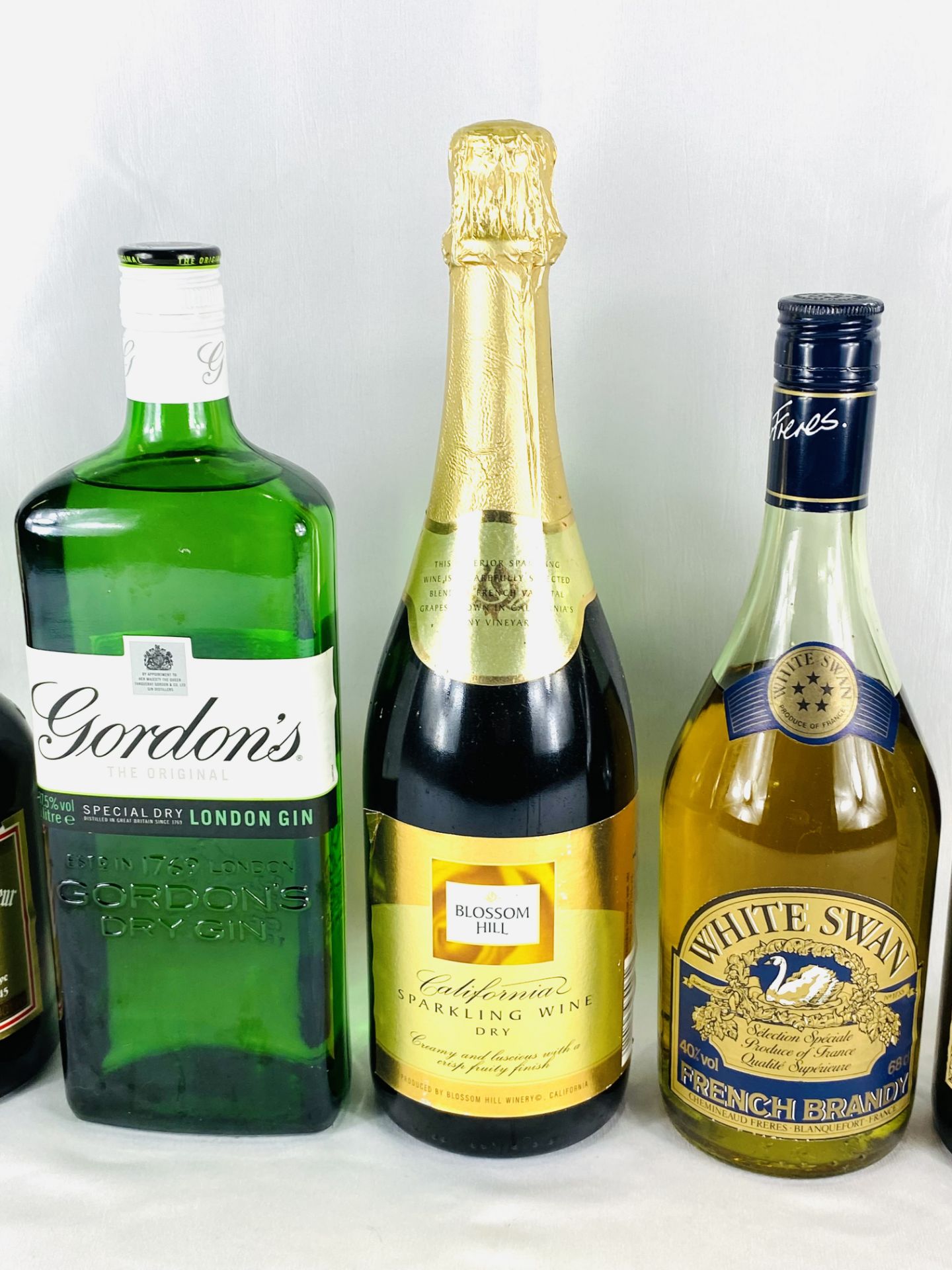 Three bottles of spirits, a bottle of port and a bottle of sparkling wine - Bild 3 aus 5