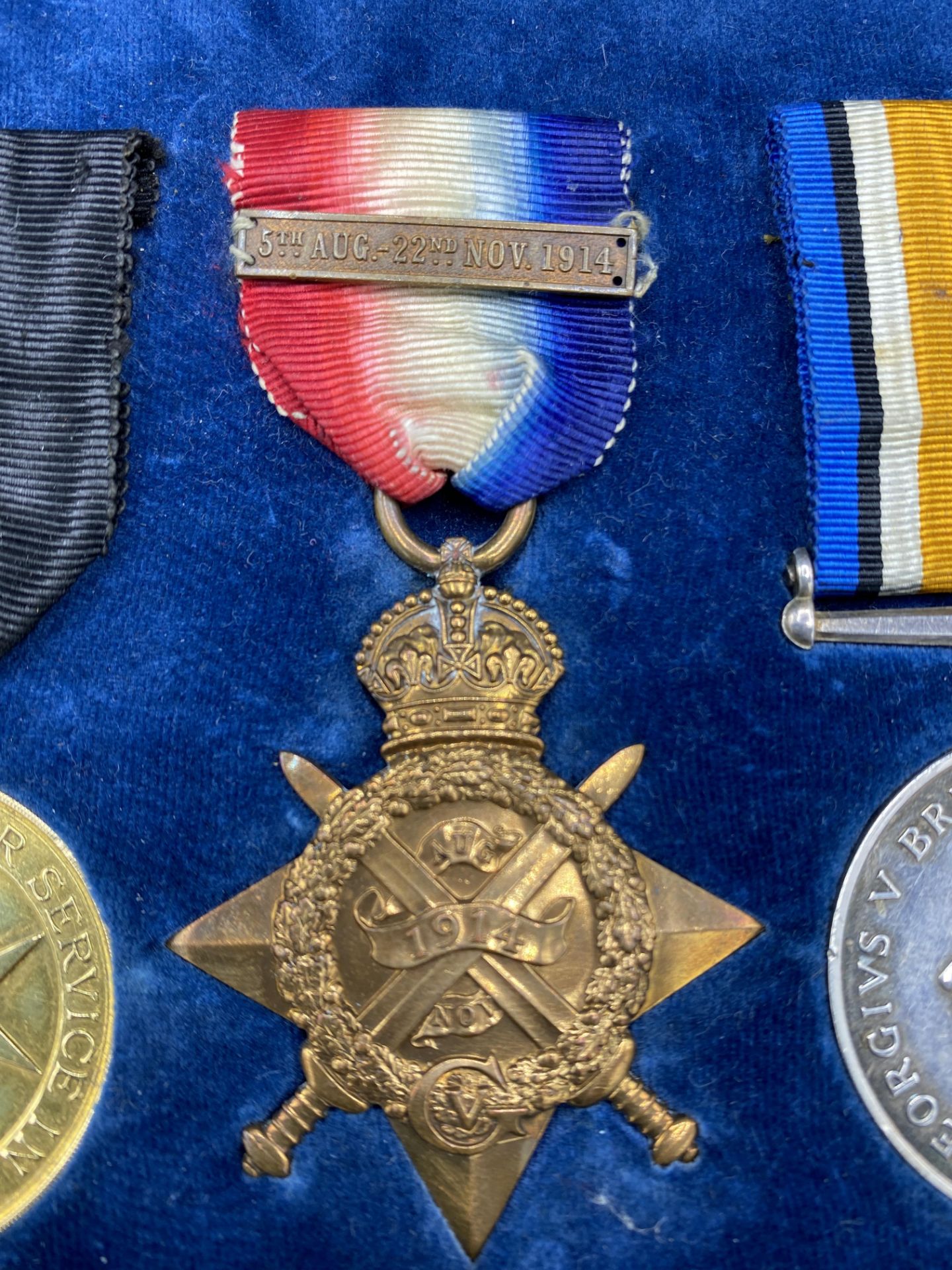 A medal presentation case containing six medals - Bild 6 aus 14