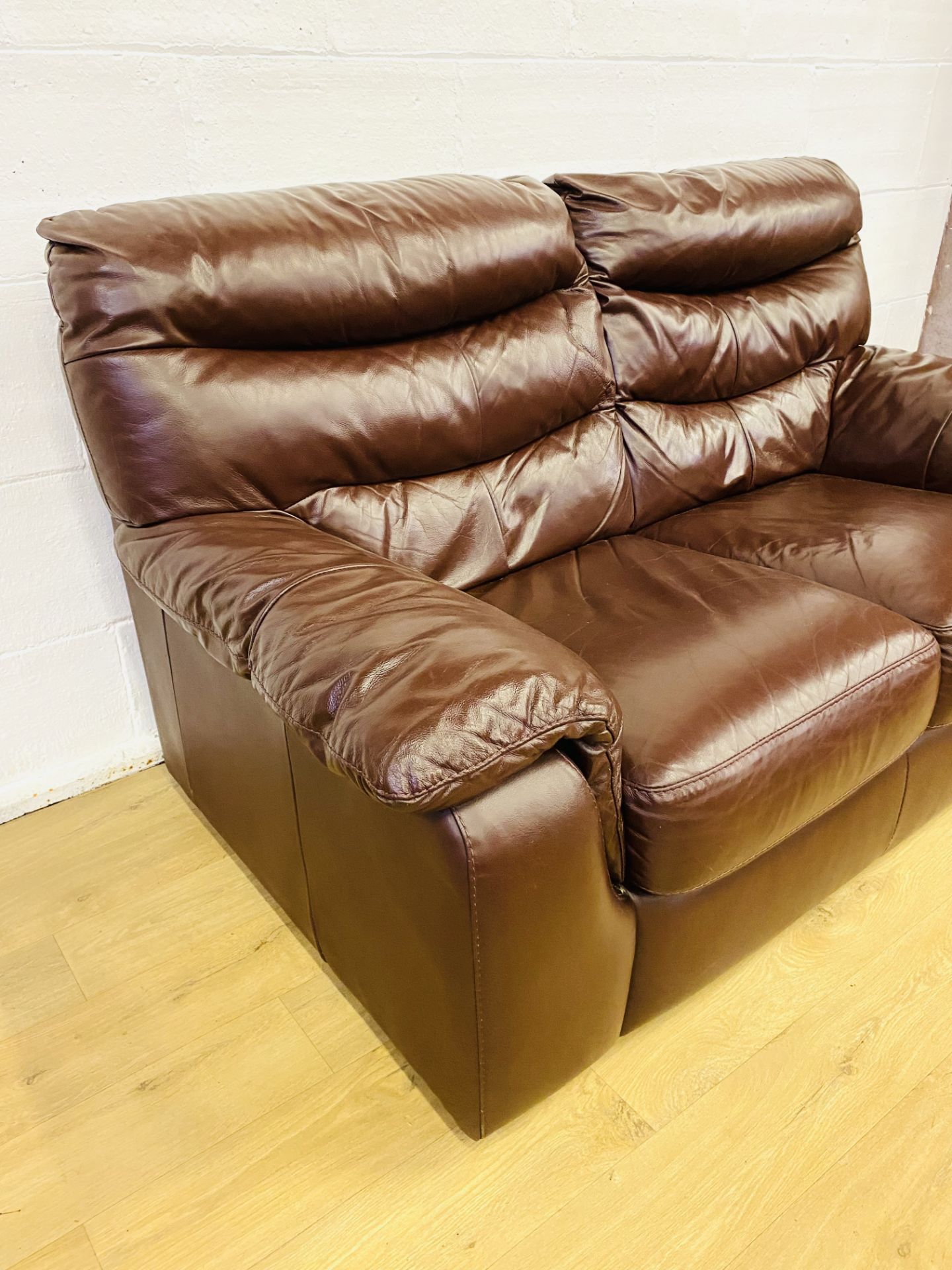 Leather style two seat sofa - Image 5 of 5