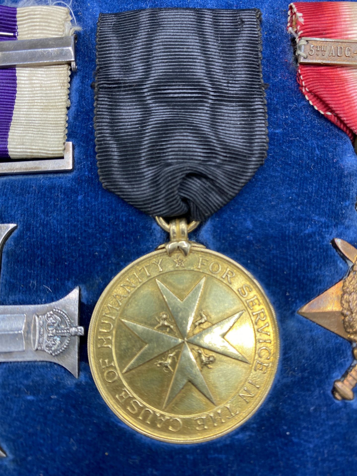 A medal presentation case containing six medals - Bild 5 aus 14