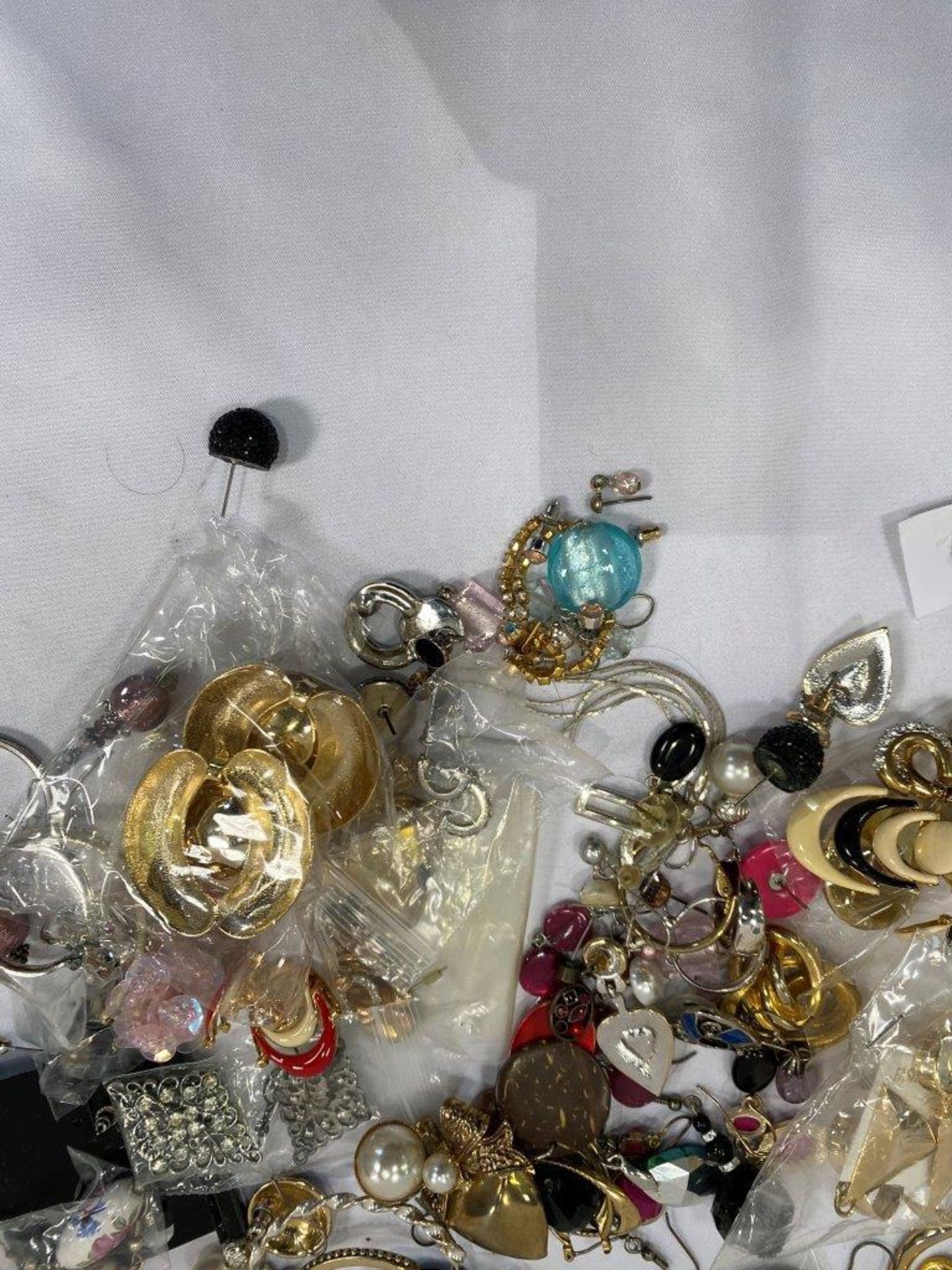 Approximately seventy pairs of costume jewellery earrings - Image 2 of 6