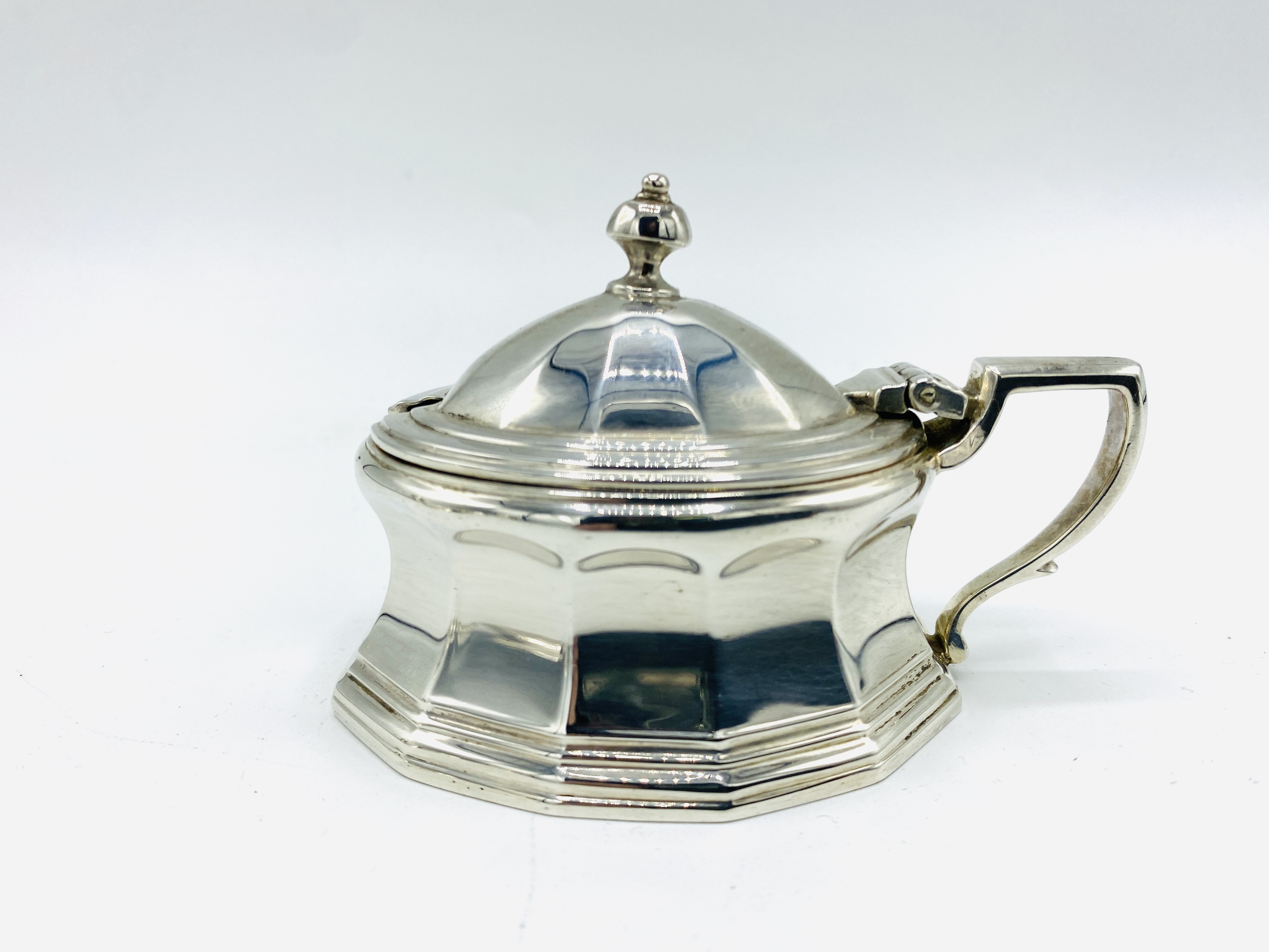 A silver trencher style cruet set by Charles & Richard Comyns, London 1921 - Image 9 of 9
