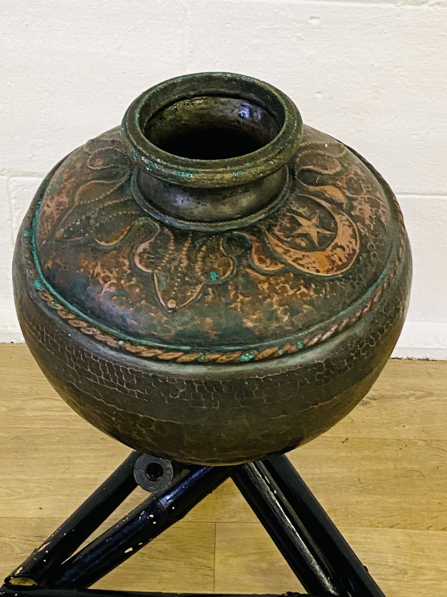 Hammered copper pot on wood stand - Bild 4 aus 4