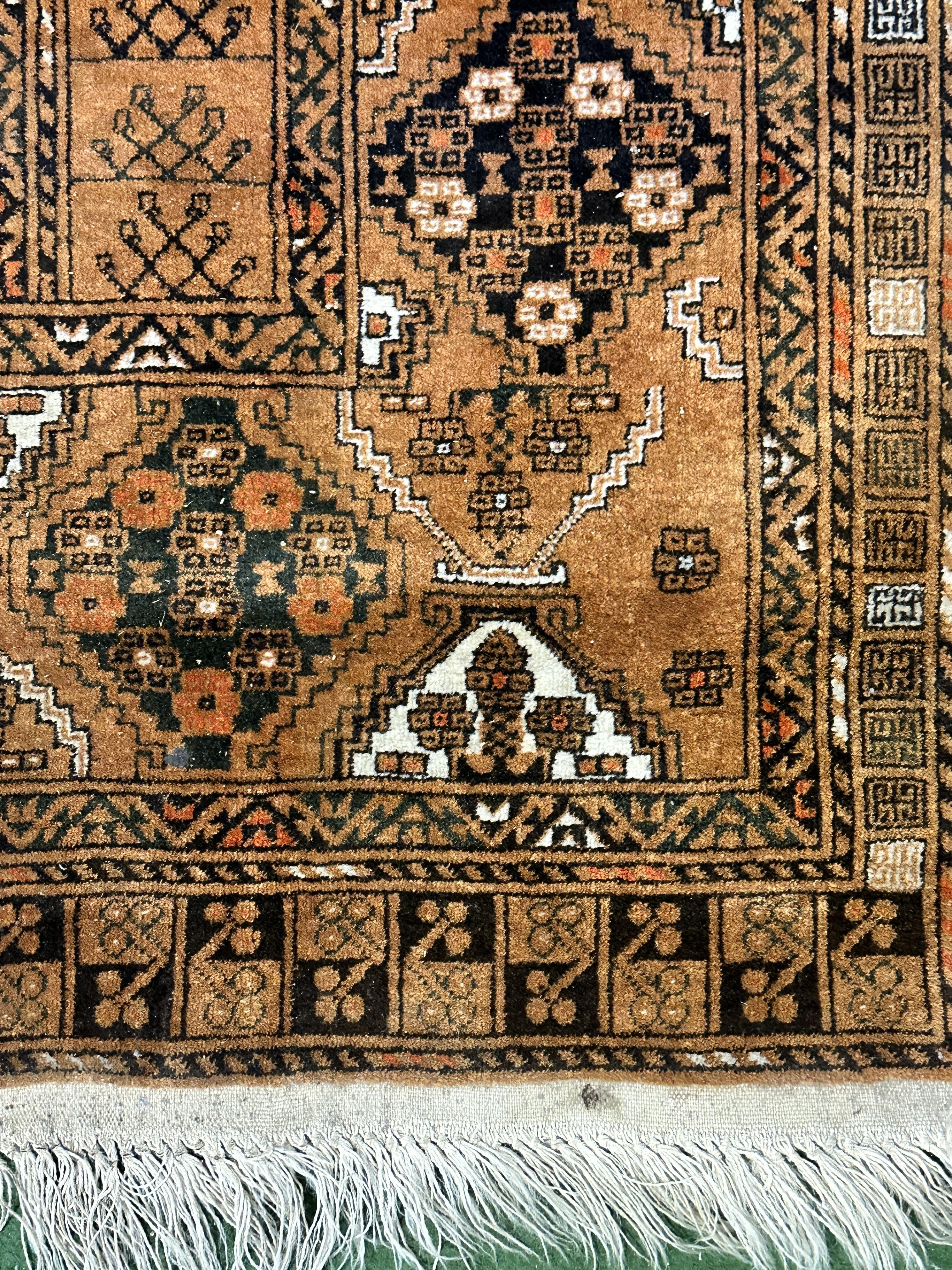 Rug with geometric patterns - Image 2 of 5