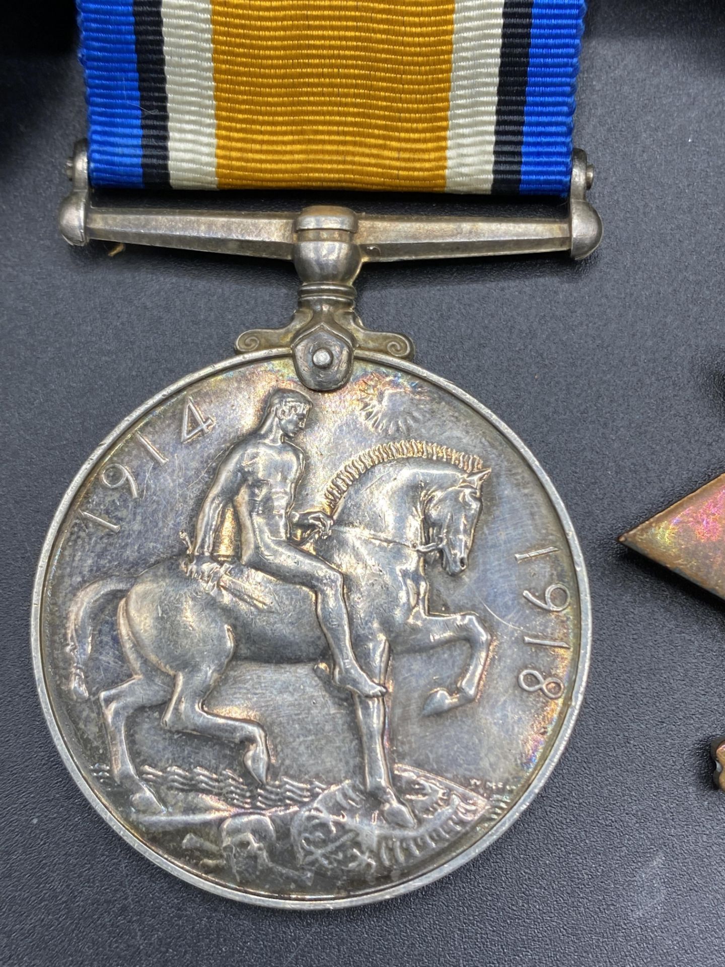 A medal presentation case containing six medals - Bild 13 aus 14