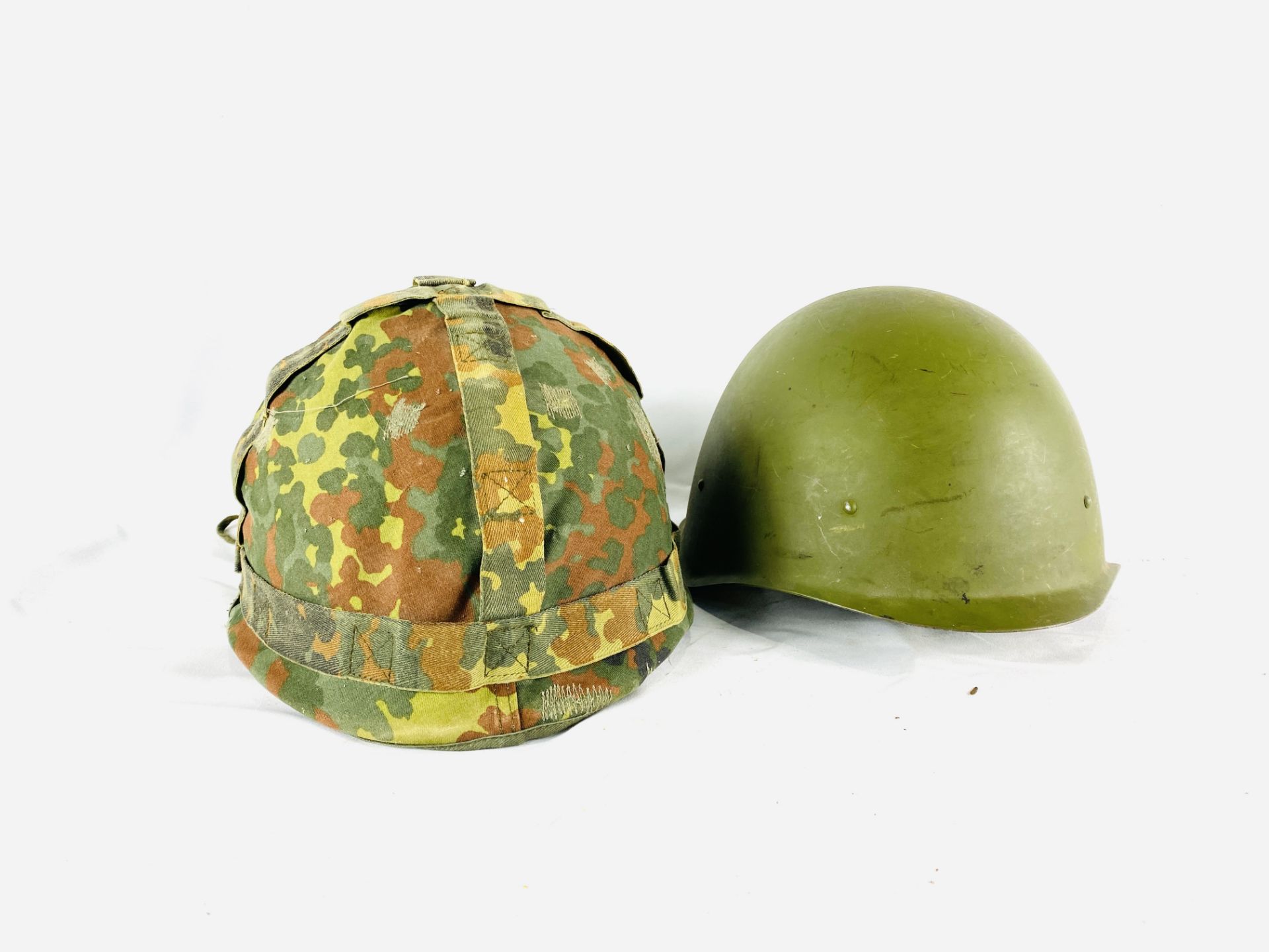 Two military helmets - Bild 2 aus 8