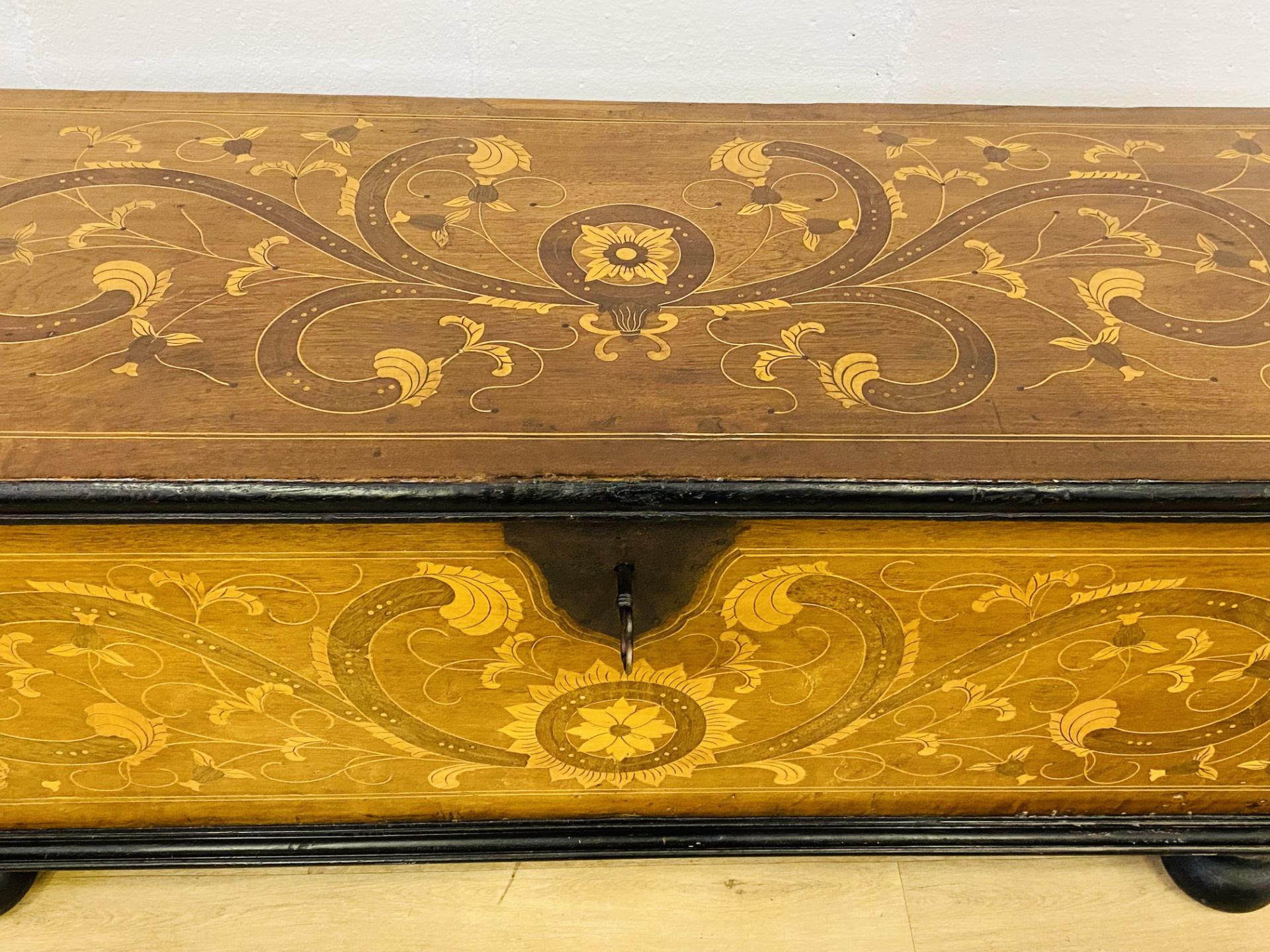 European chest with marquetry inlay - Image 4 of 16