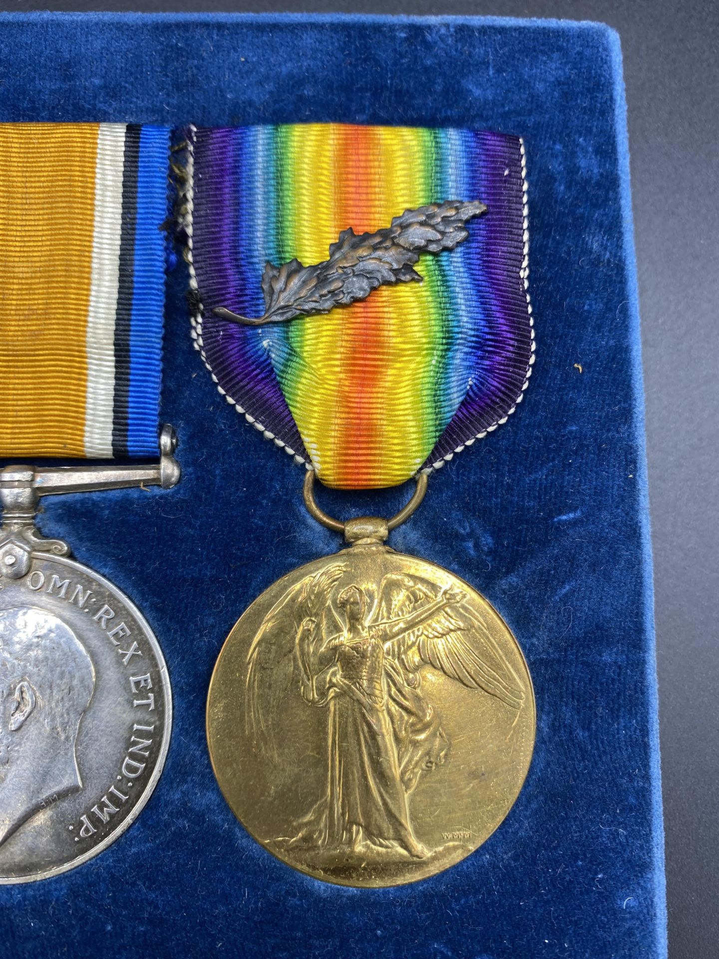 A medal presentation case containing six medals - Bild 8 aus 14