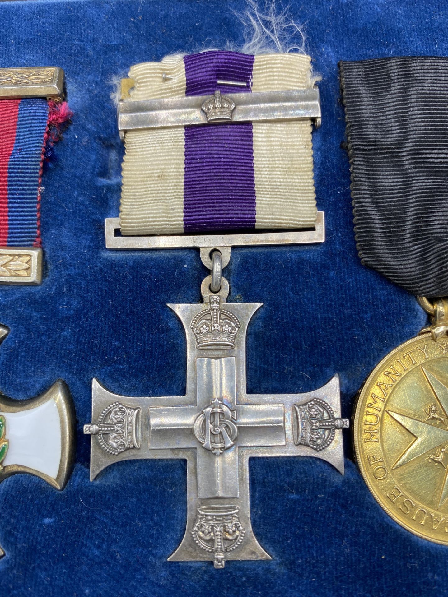 A medal presentation case containing six medals - Bild 4 aus 14