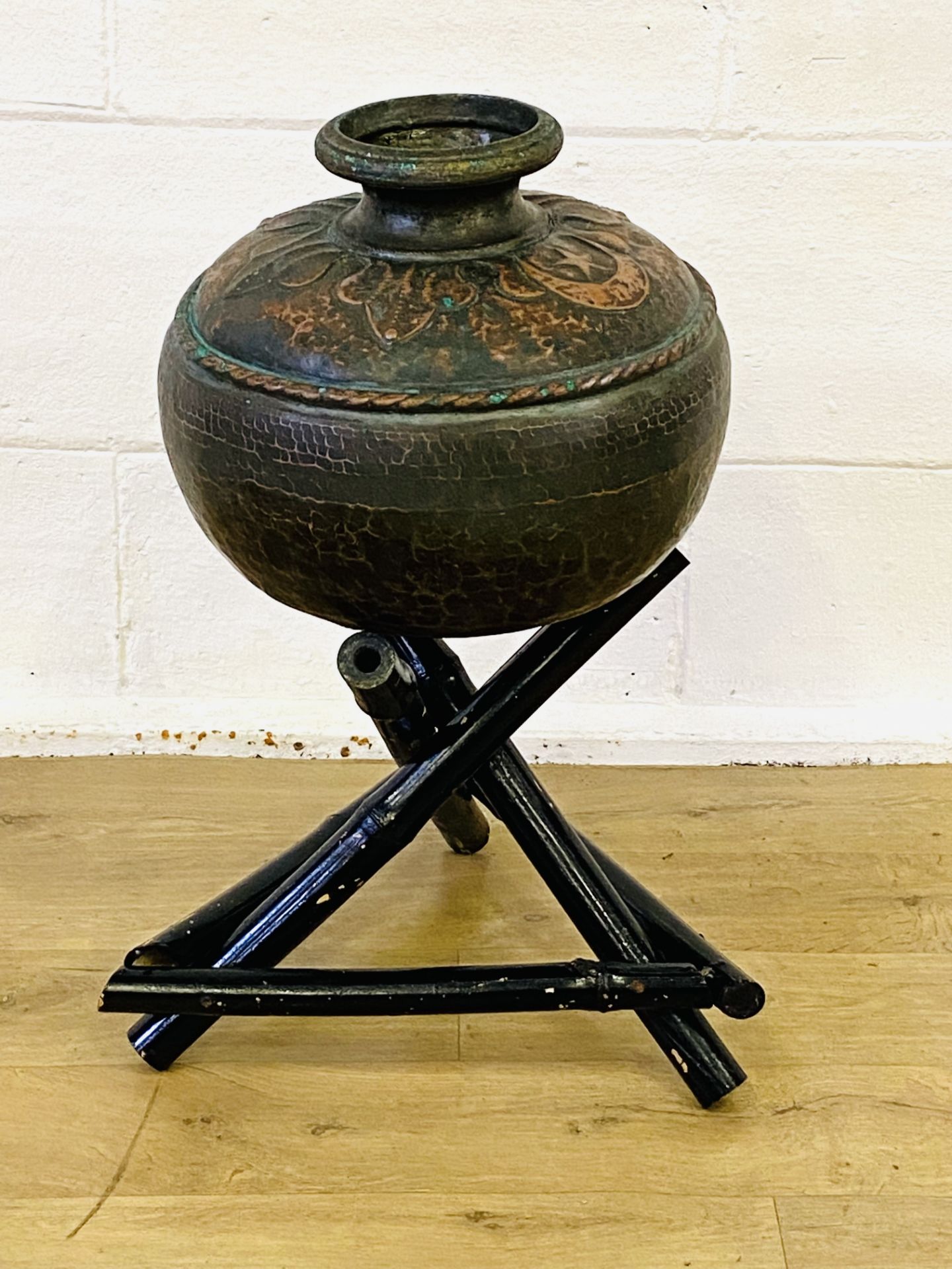 Hammered copper pot on wood stand - Bild 2 aus 4