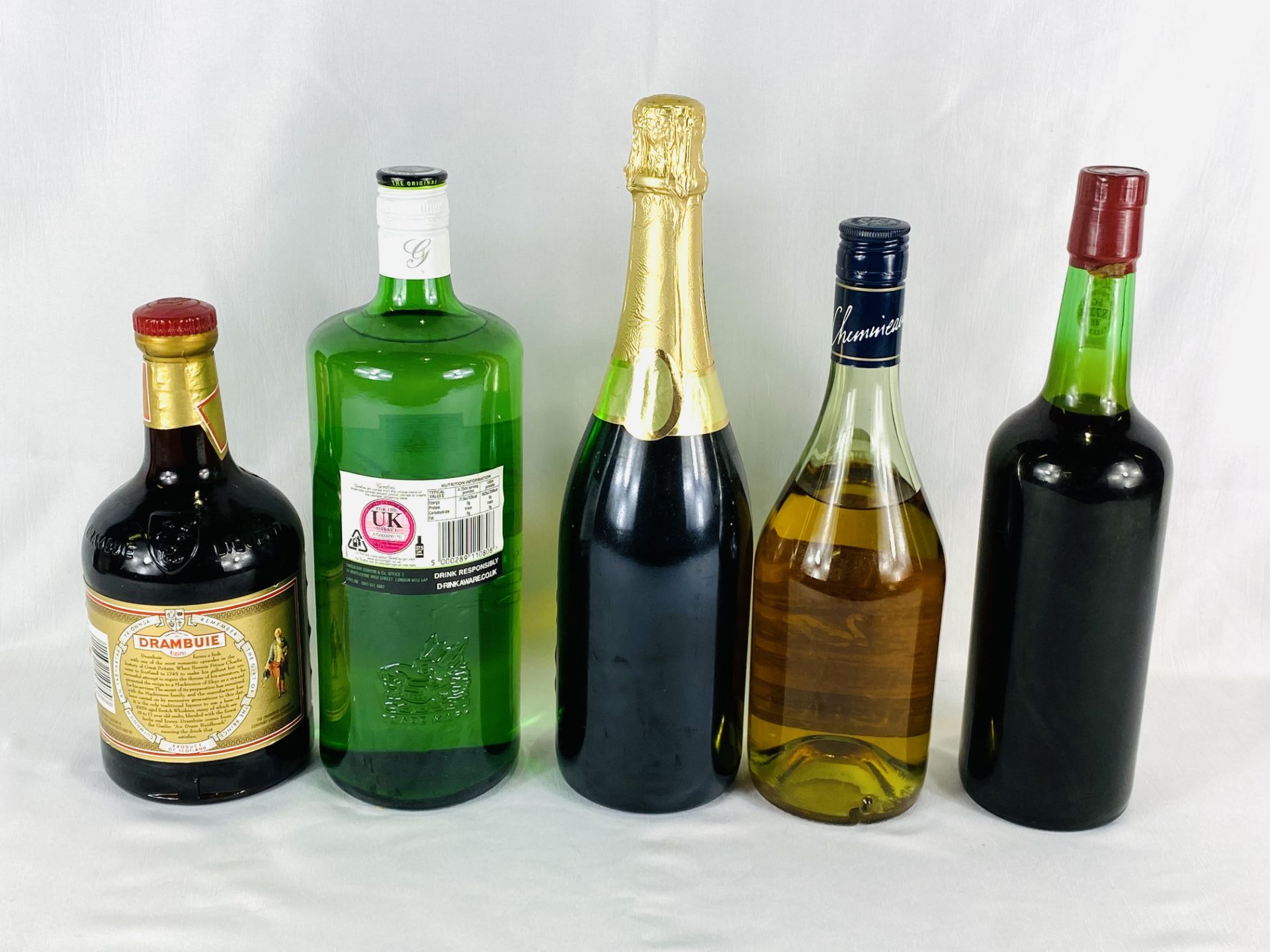 Three bottles of spirits, a bottle of port and a bottle of sparkling wine - Bild 5 aus 5