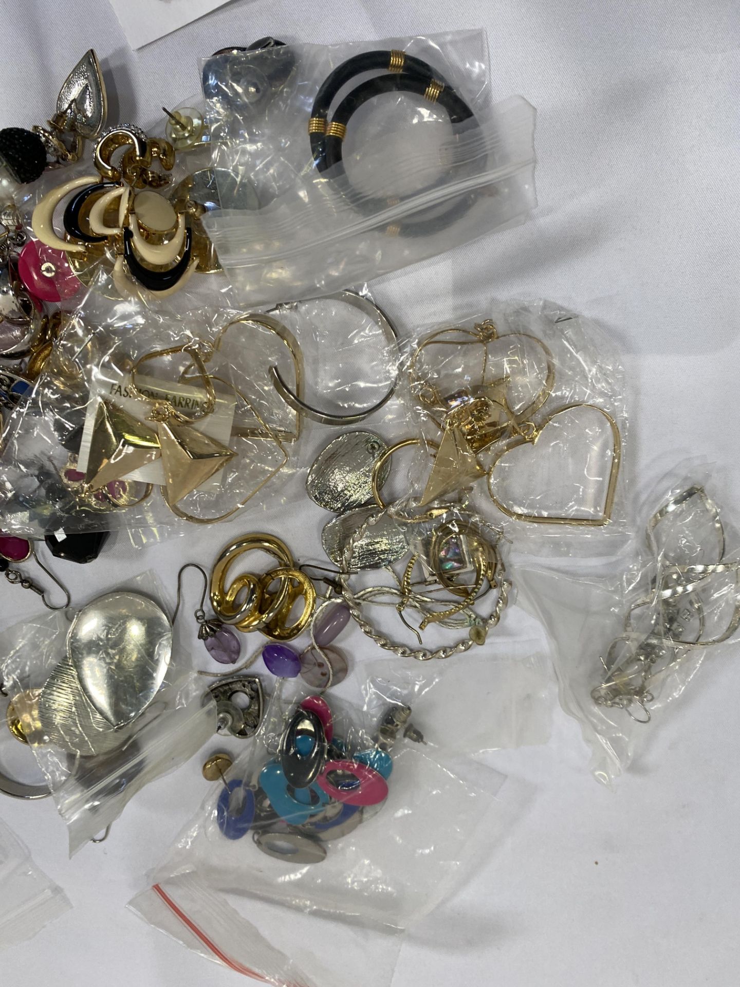 Approximately seventy pairs of costume jewellery earrings - Image 6 of 6