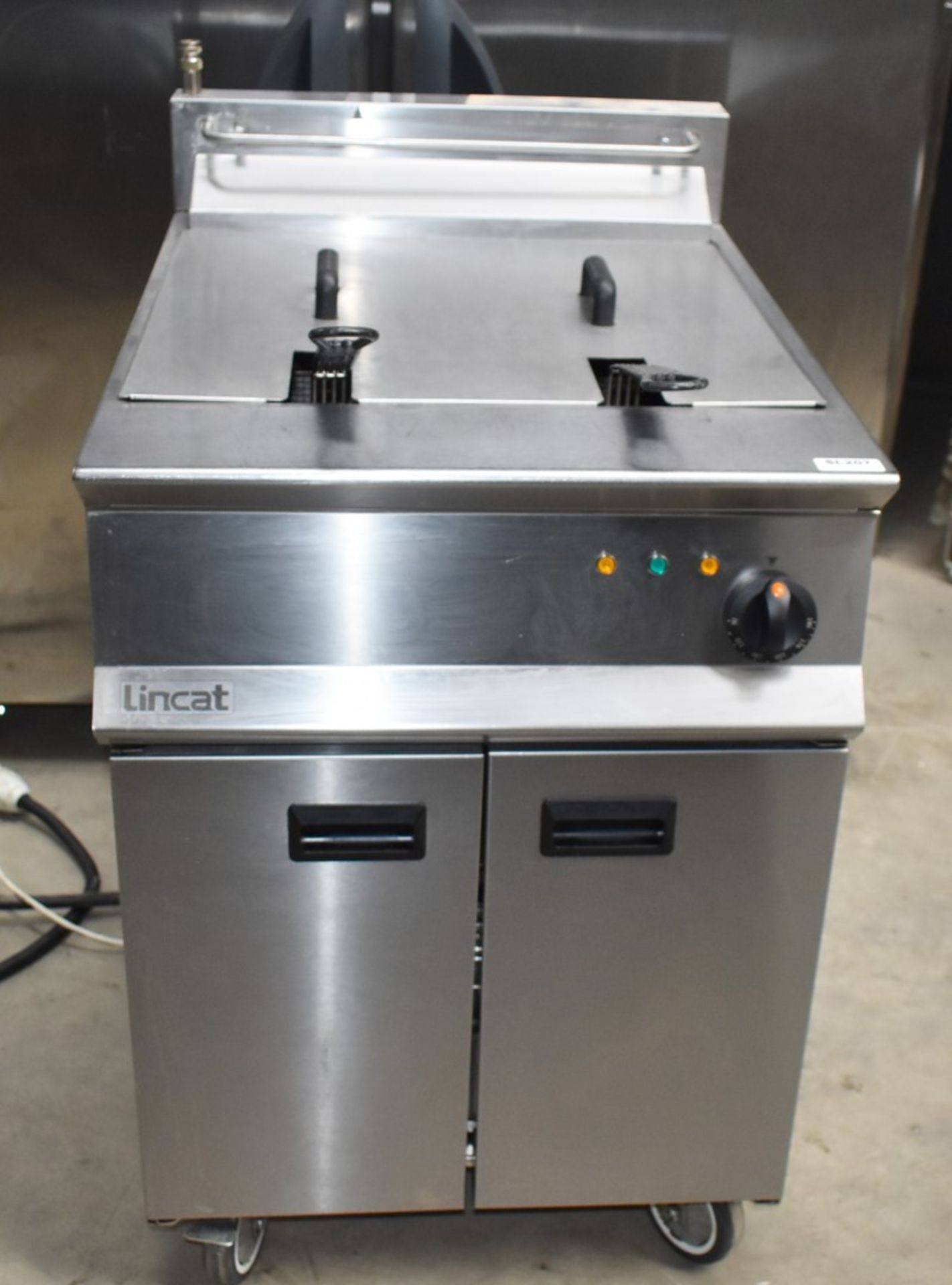 1 x Lincat Opus 800 OE8108 Single Tank Electric Fryer With Filtration - 37L Tank With Two - Image 4 of 17