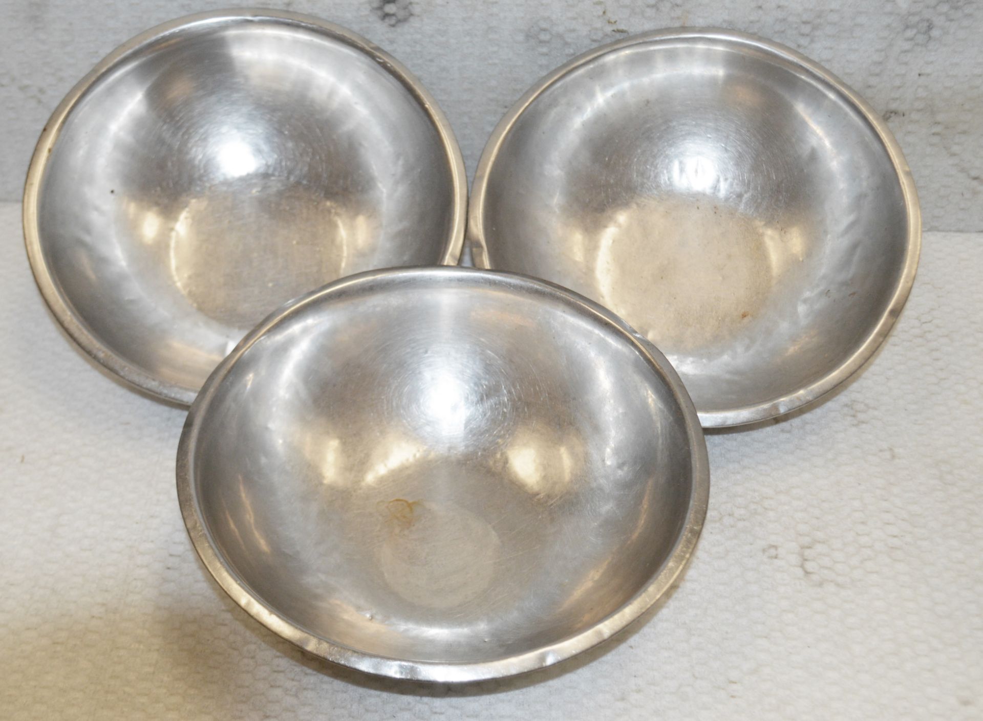 19 x Stainless Steel Mixing  Bowls For Commercial Kitchens - Includes Small, Medium and Large - Image 5 of 6