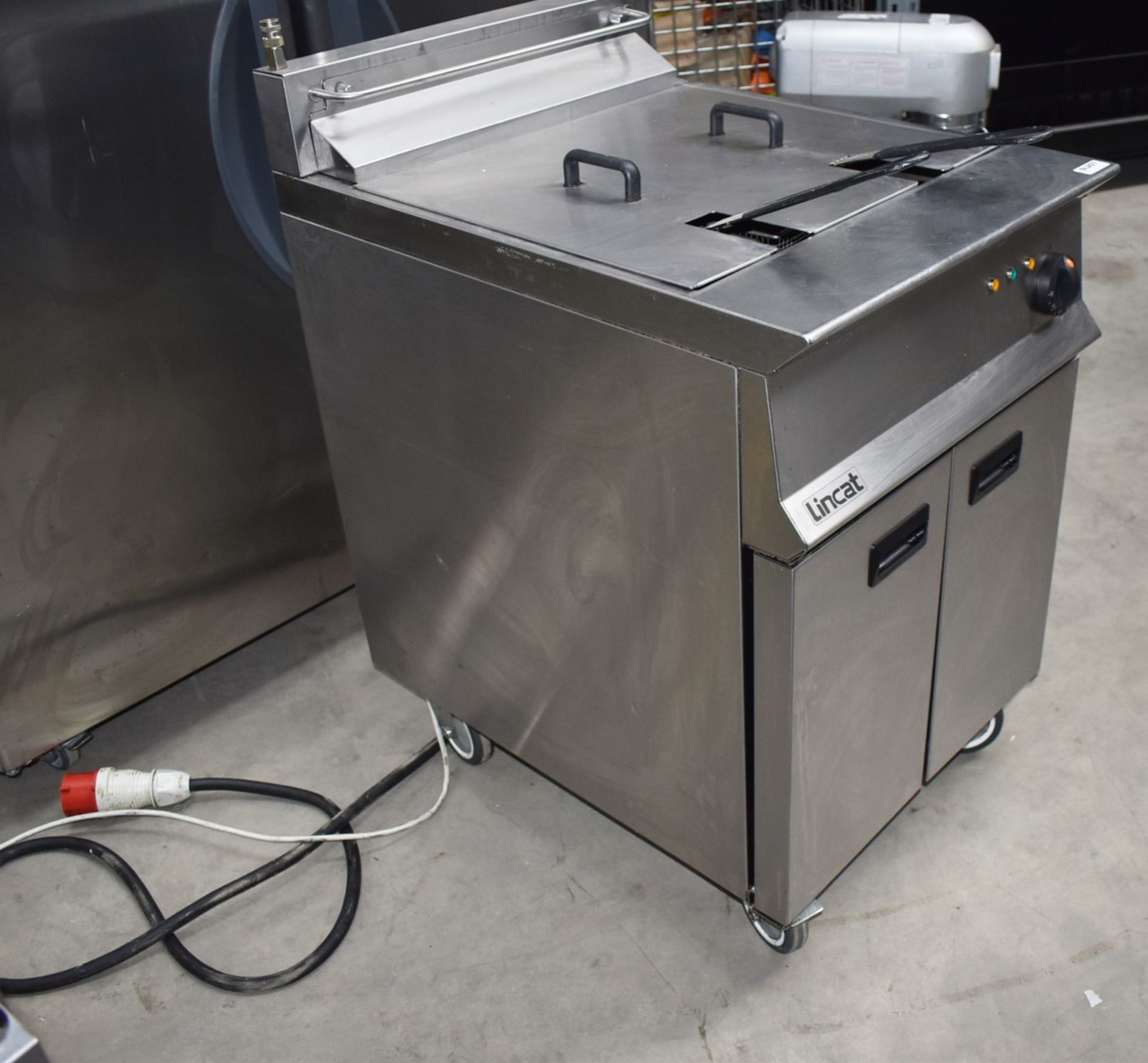 1 x Lincat Opus 800 OE8108 Single Tank Electric Fryer With Filtration - 37L Tank With Two - Image 5 of 17