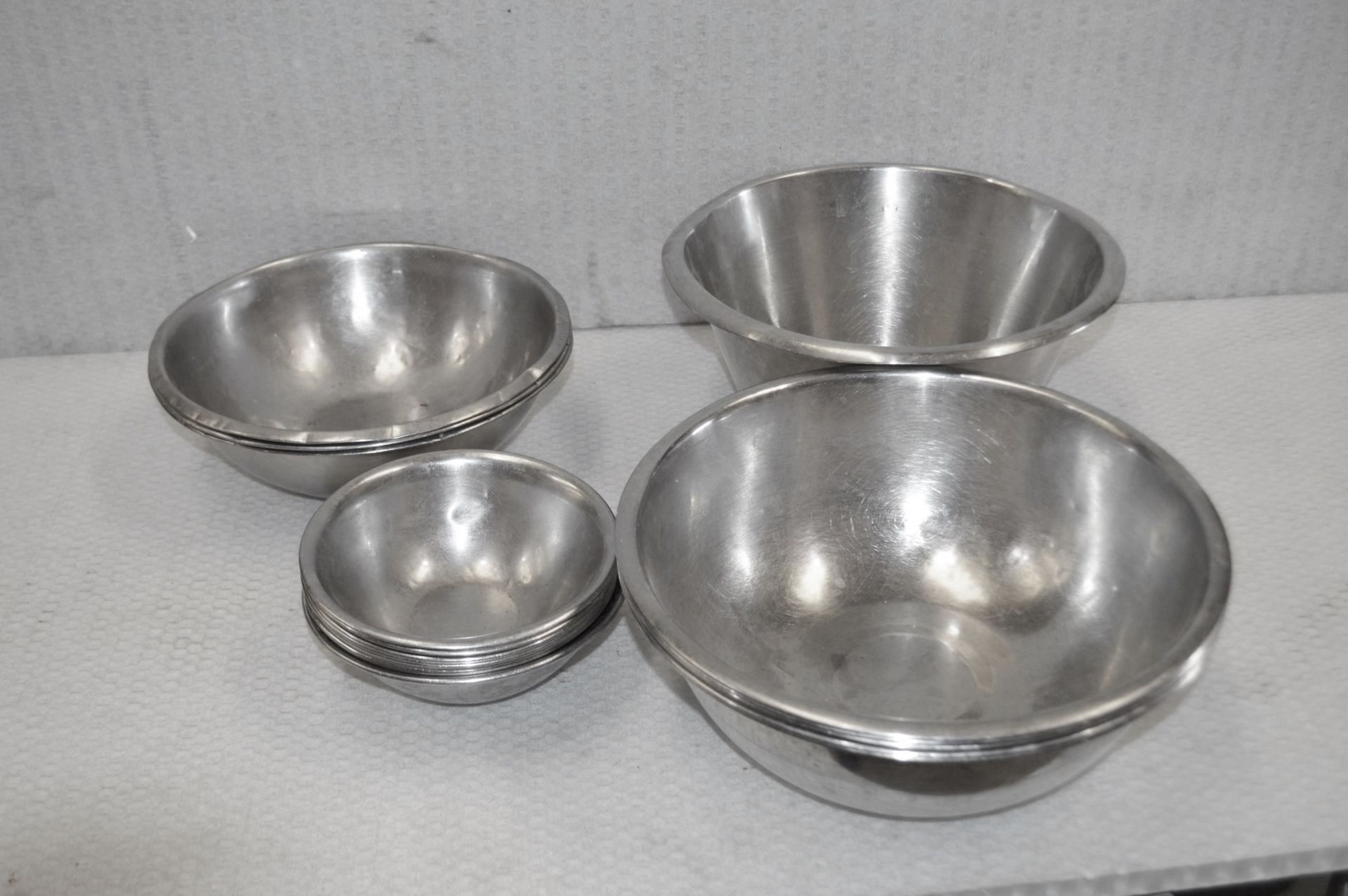 19 x Stainless Steel Mixing  Bowls For Commercial Kitchens - Includes Small, Medium and Large - Image 2 of 6