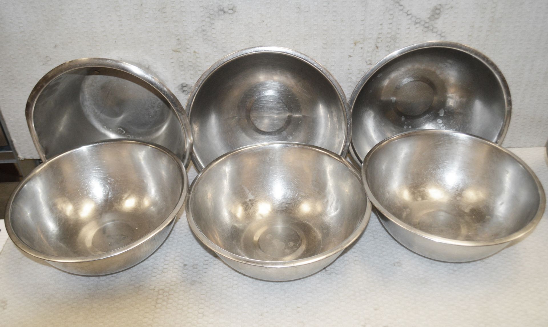19 x Stainless Steel Mixing  Bowls For Commercial Kitchens - Includes Small, Medium and Large - Image 4 of 6