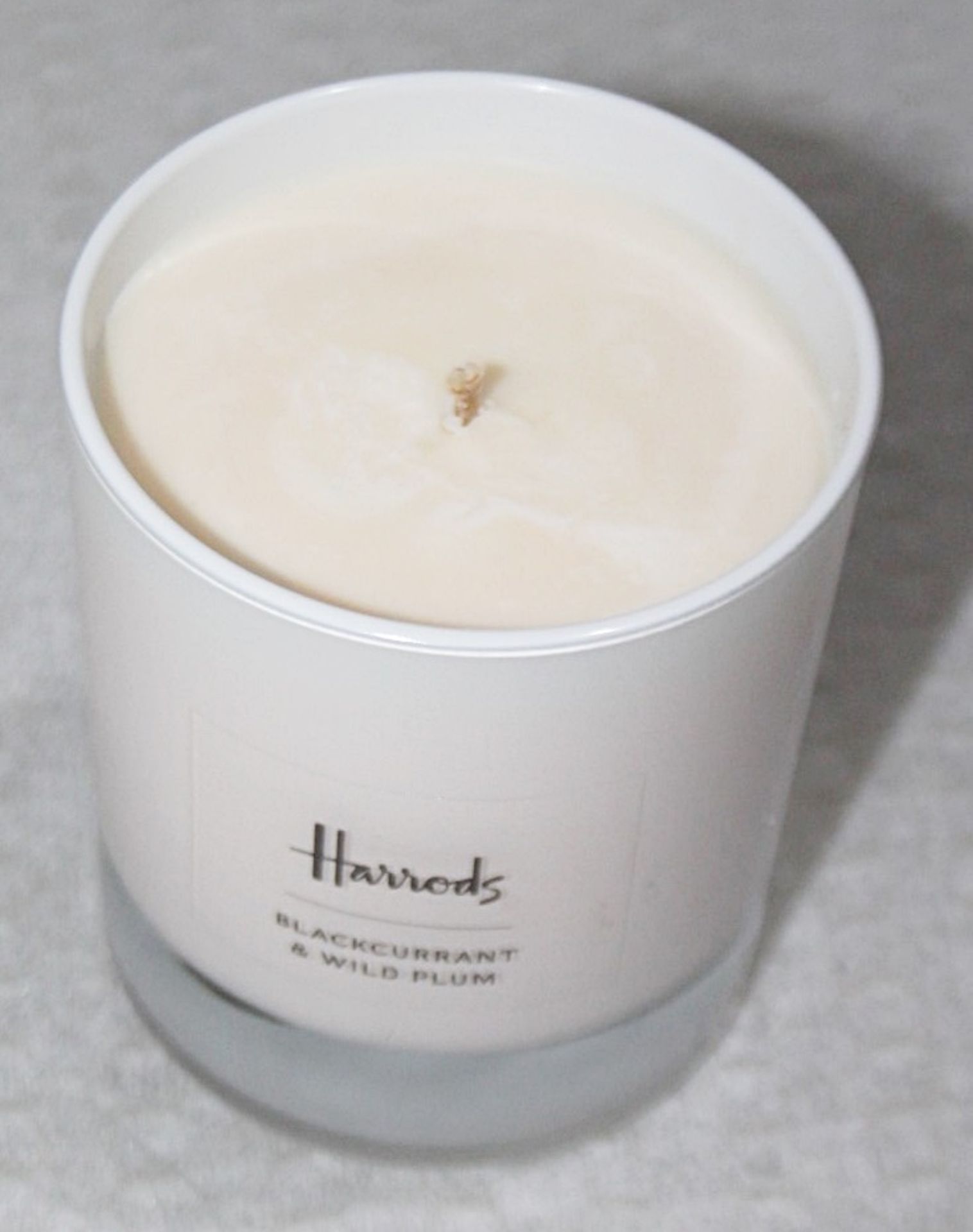 1 x HARRODS Branded Blackcurrant And Wild Plum Candle (230g) - Unused Boxed Stock - Ref: HHW370/ - Image 4 of 5