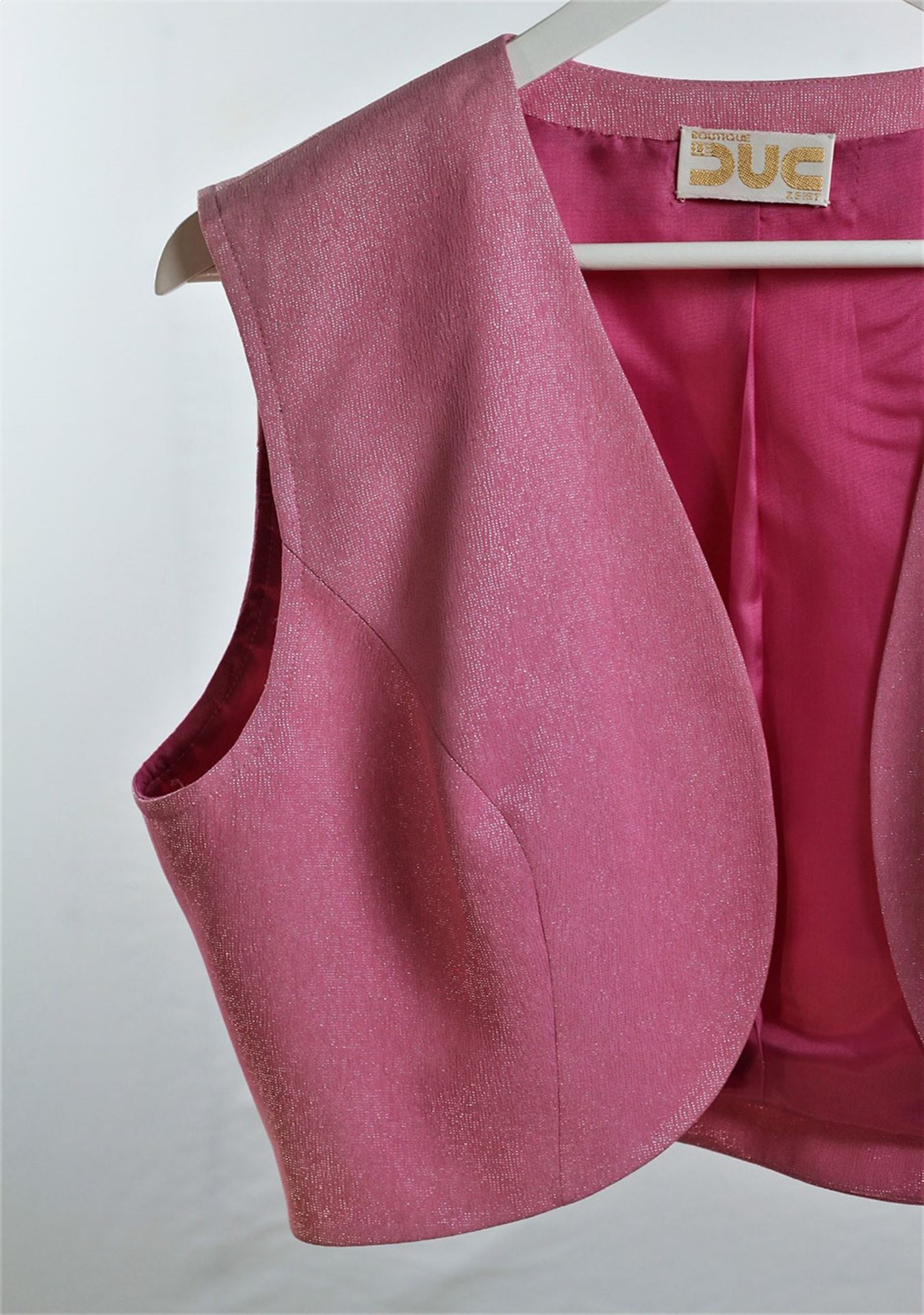 1 x Boutique Le Duc Pink Waistcoat - Size: L - Material: 49% Cotton, 40% Acetate, 11% Poly metal - Image 2 of 7