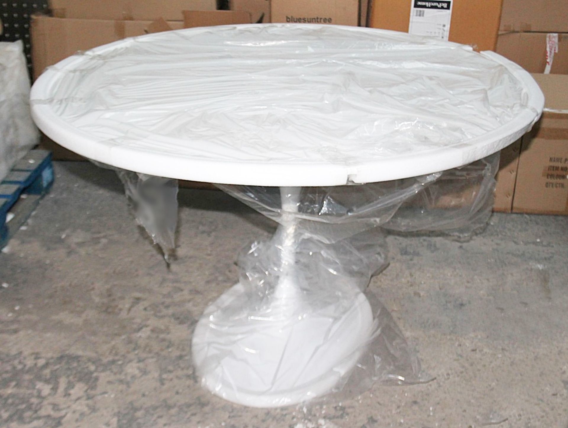 1 x Eero Saarinen Inspired Large Oval Dining Table In White - Dimensions: H74cm / W150 x D120cm - Image 4 of 4