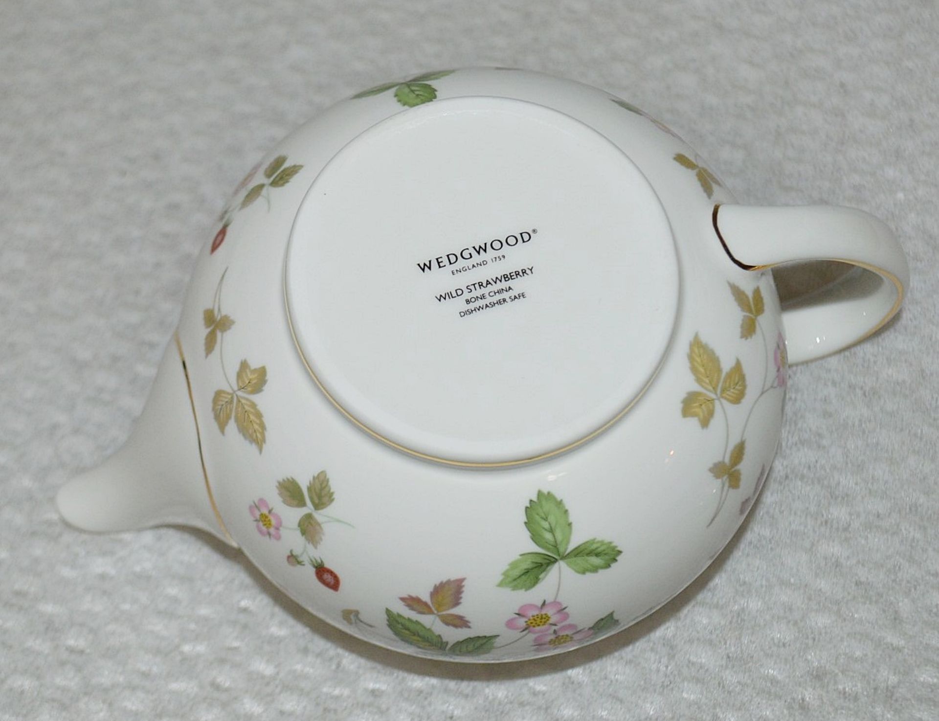 1 x WEDGWOOD Small Wild Strawberry Teapot Featuring A 22-Karat Gold Rim - Read Full Description - Image 6 of 8