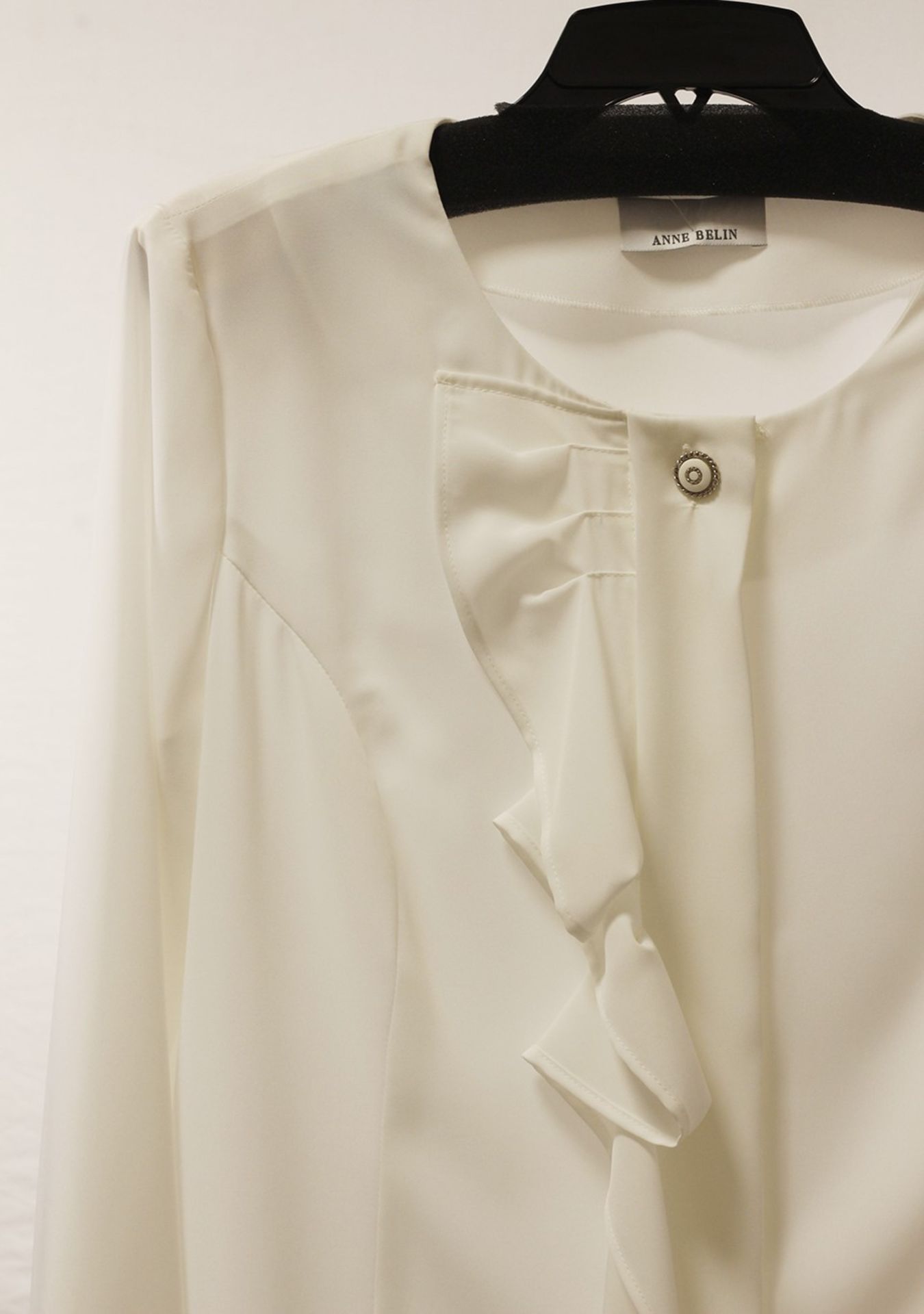 1 x Anne Belin White Shirt - Size: 18 - Material: 100% Polyester - From a High End Clothing Boutique - Image 8 of 9