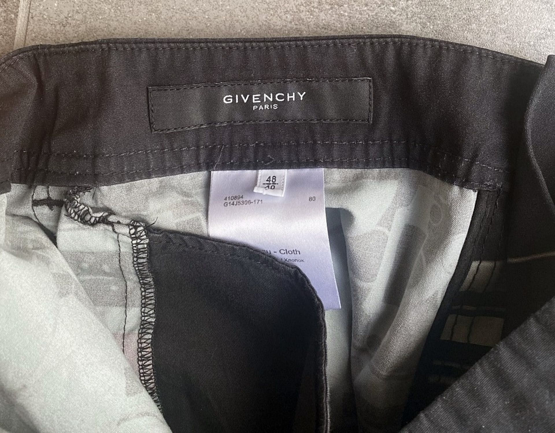 1 x Pair Of Men's Genuine Givenchy Shorts In Multi / Navy - Waist Size: UK32 / IT48 - Image 5 of 6