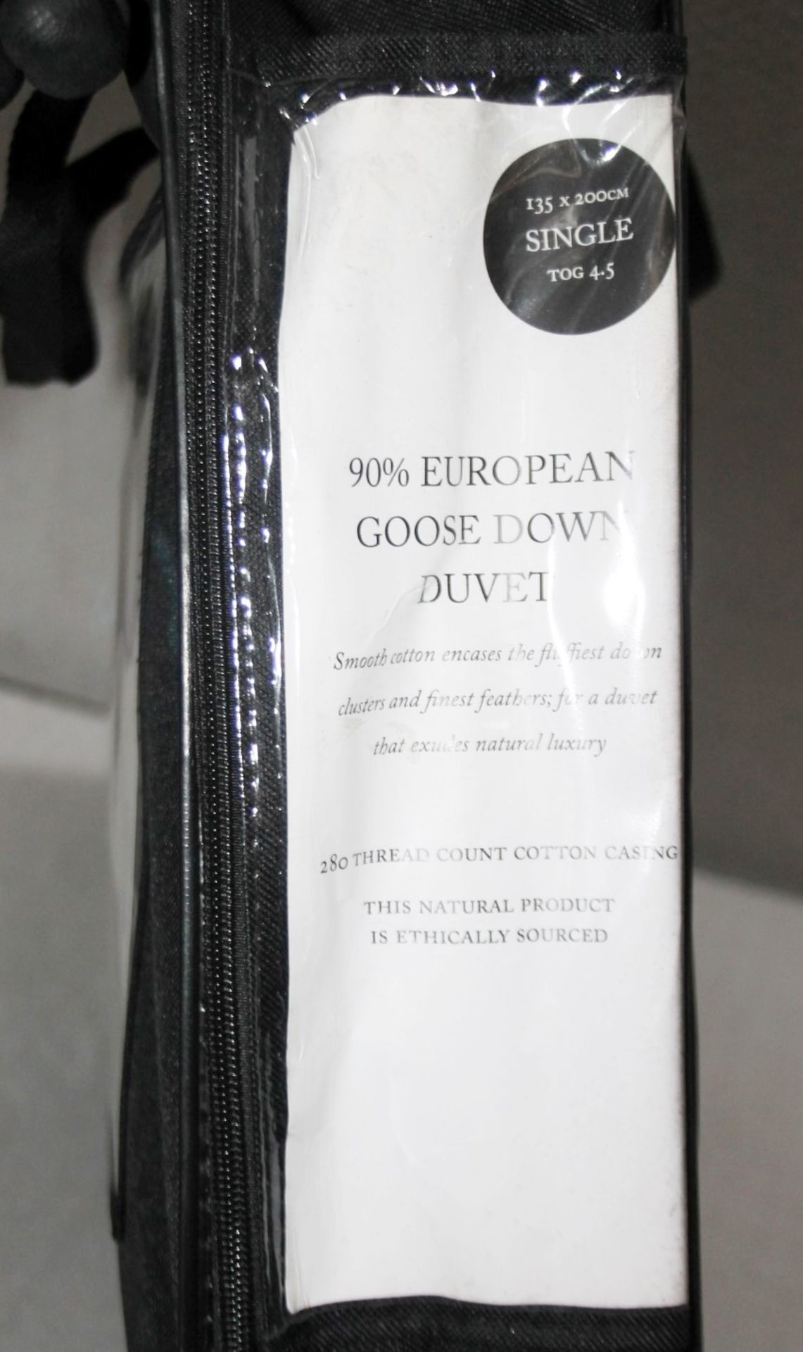 1 x HARRODS OF LONDON Single 90% European Goose Down Duvet (4.5 Tog) - Dimensions: 135 x 200cm - - Image 3 of 7