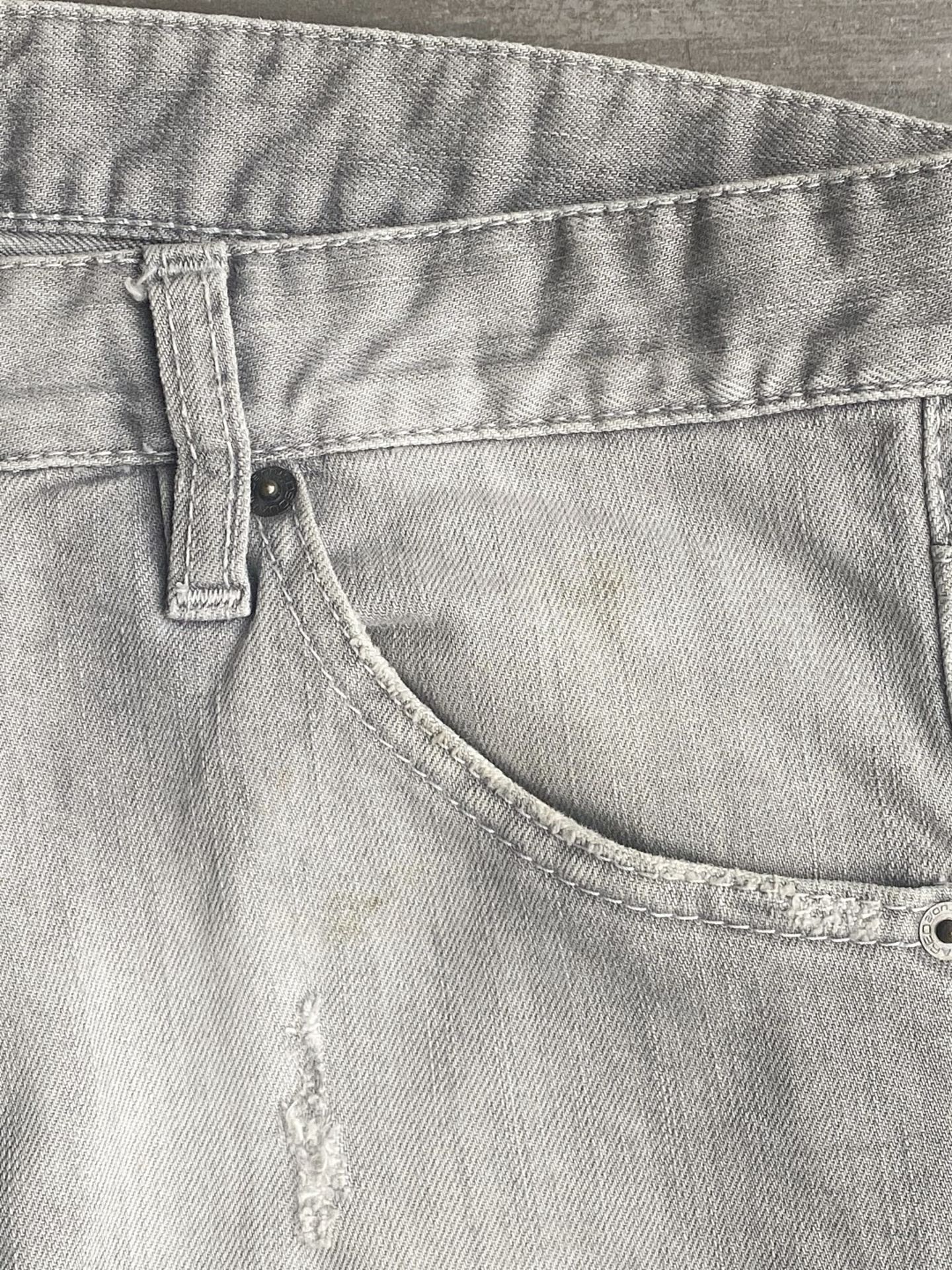 1 x Pair Of Men's Genuine Dsquared2 Designer Jeans In Grey - Waist Size: UK 32 / Italy 48 - Image 3 of 8