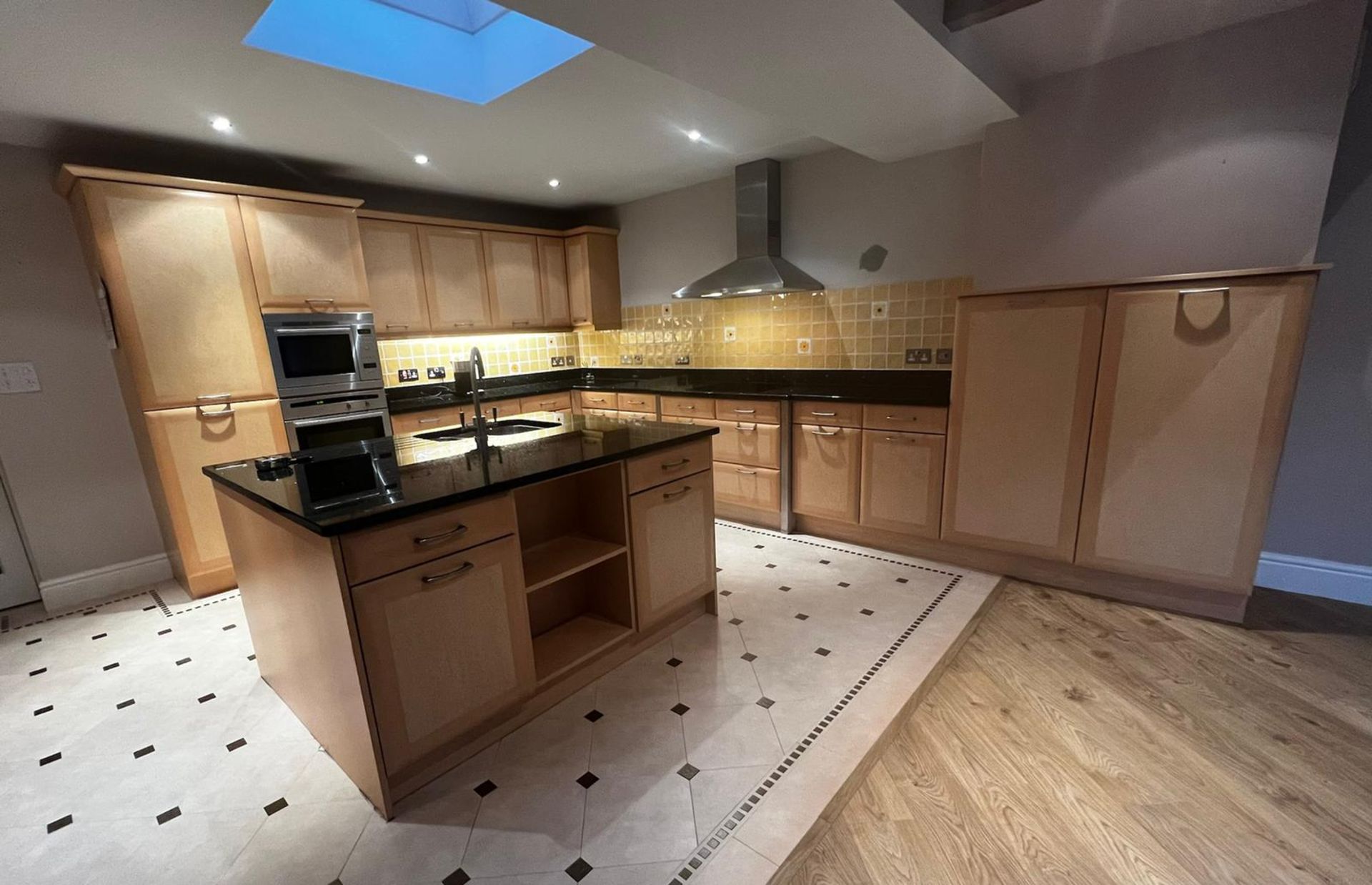 1 x English Rose Bespoke Fitted Kitchen With 30mm Granite Worktops, Integrated Neff Appliances And - Image 16 of 23