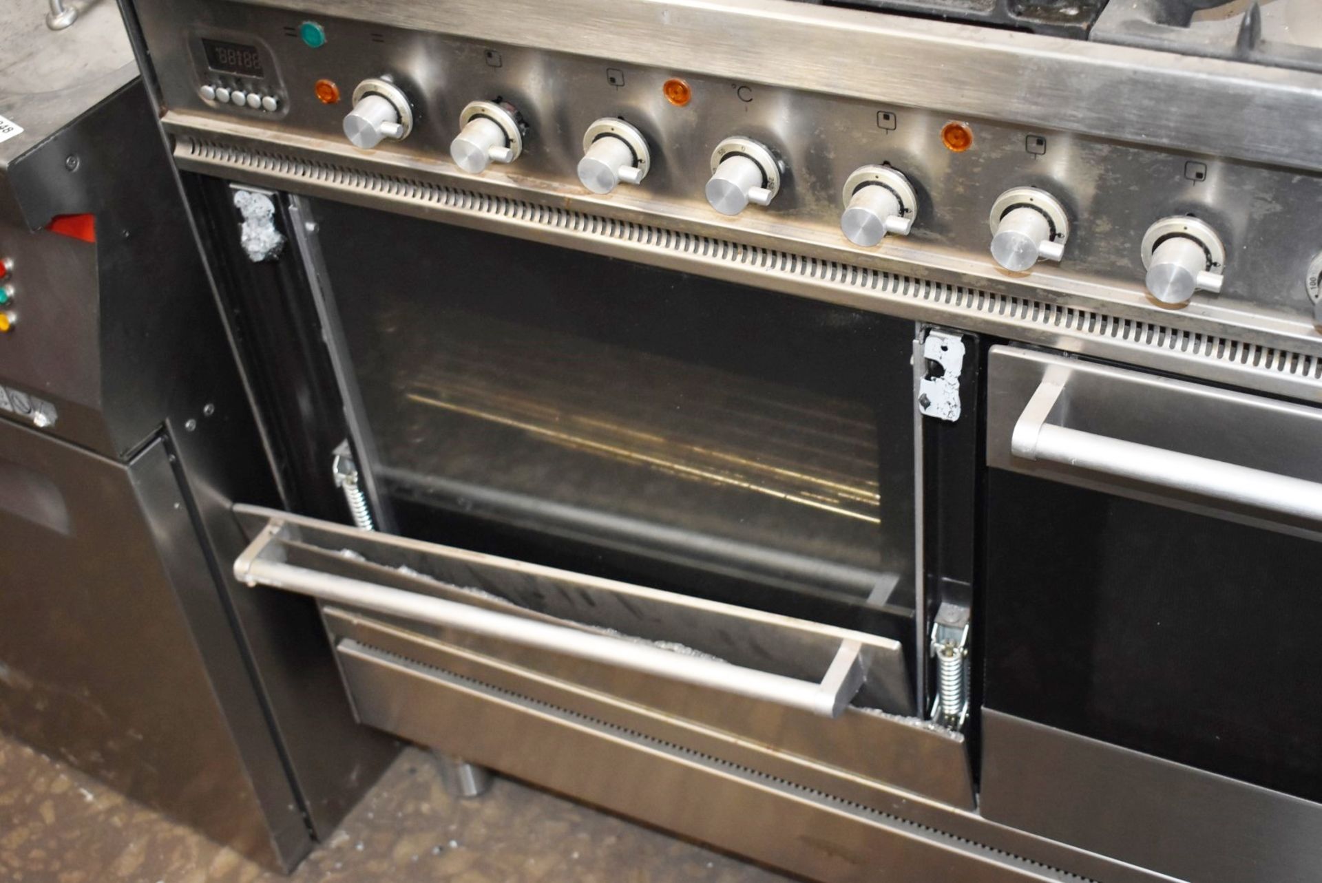 1 x Britainia 90cm Gas Range Cooker With Stainless Steel Finish and Accessories - Requires Attention - Image 7 of 10
